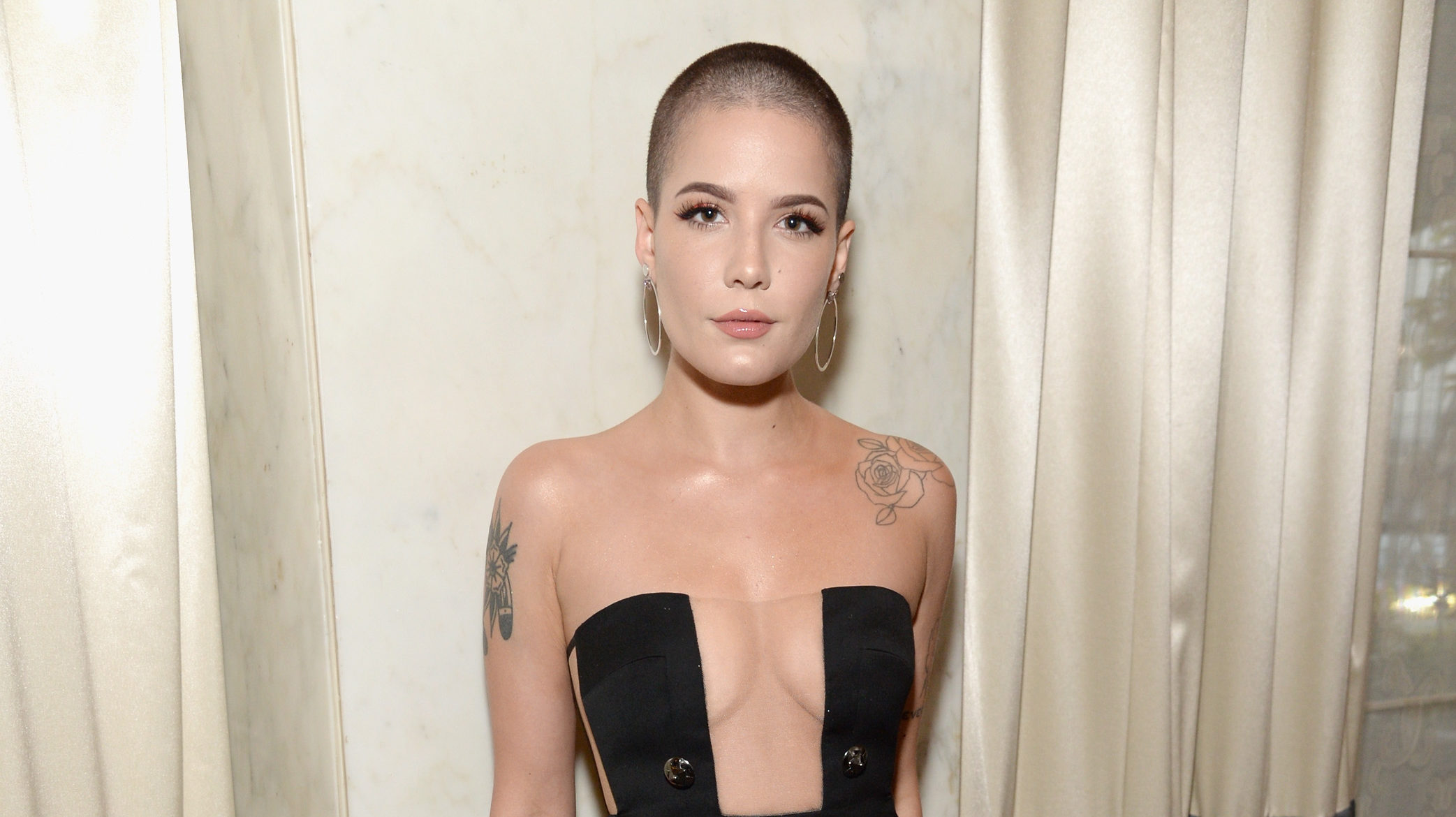 Halsey kopaszra borotválta a haját