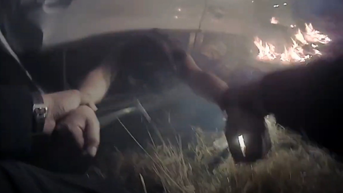 Videón, ahogy lángoló kocsiból mentenek egy nőt