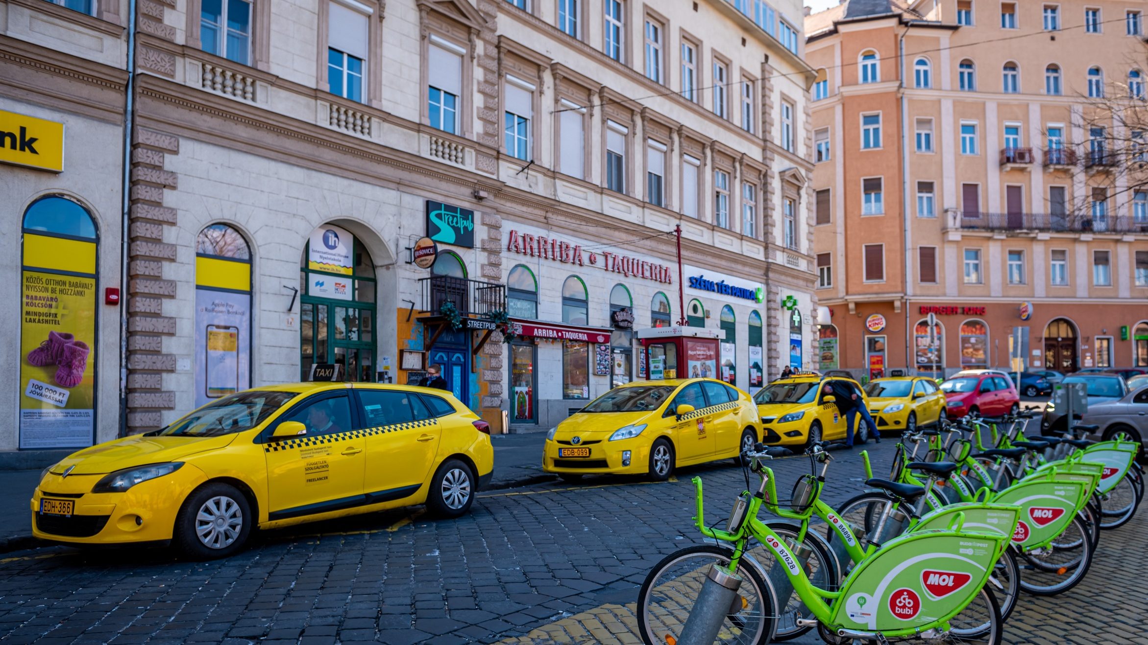 Egyik kezével ad a taxisoknak, másik kezével üti a fővárost az ITM