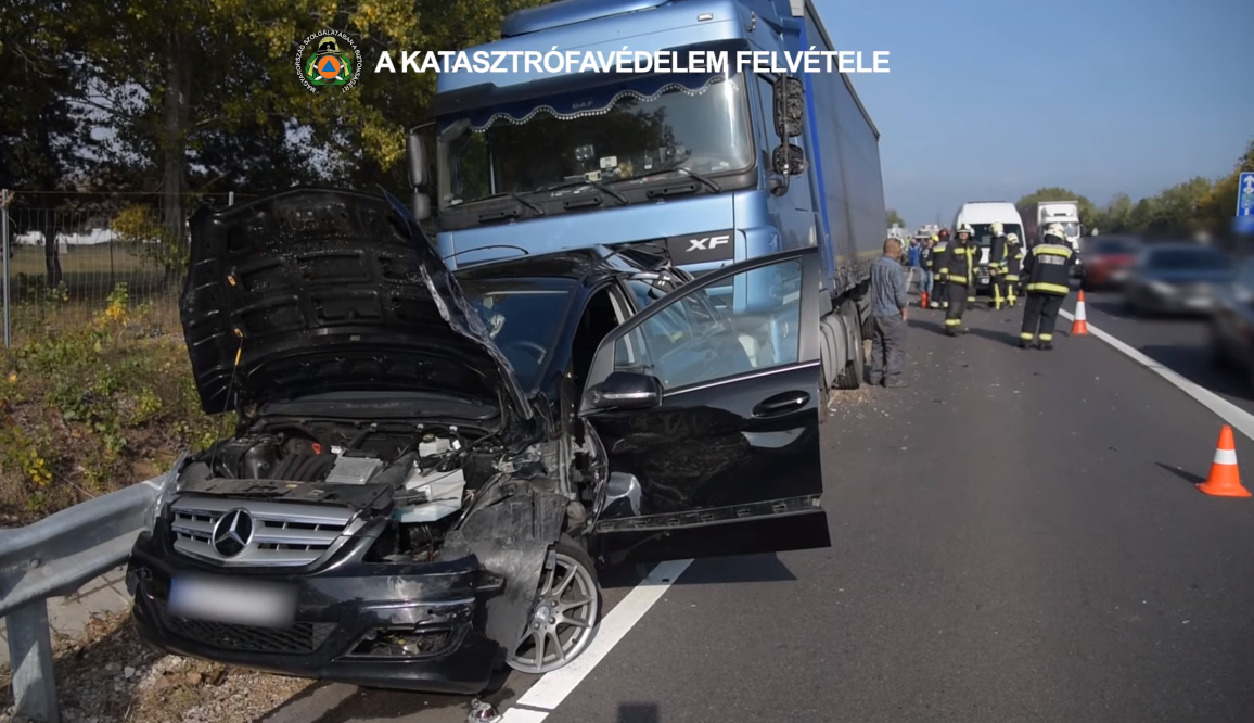 Videó: 8 személyautó és egy kamion karambolozott az M2-esen