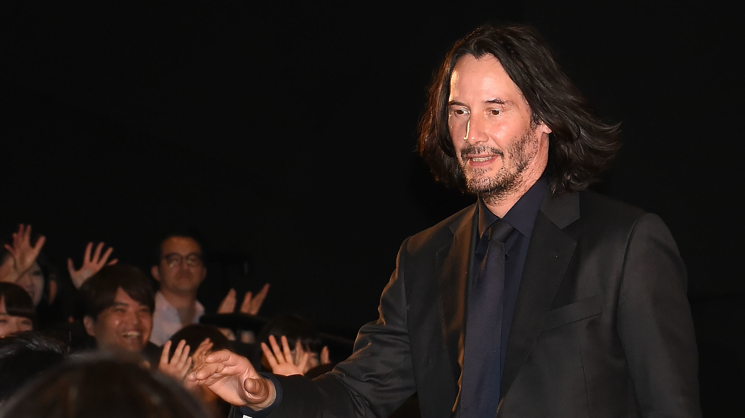 Keanu Reeves letolta a haját, a rajongók gyászolják egykori frizuráját