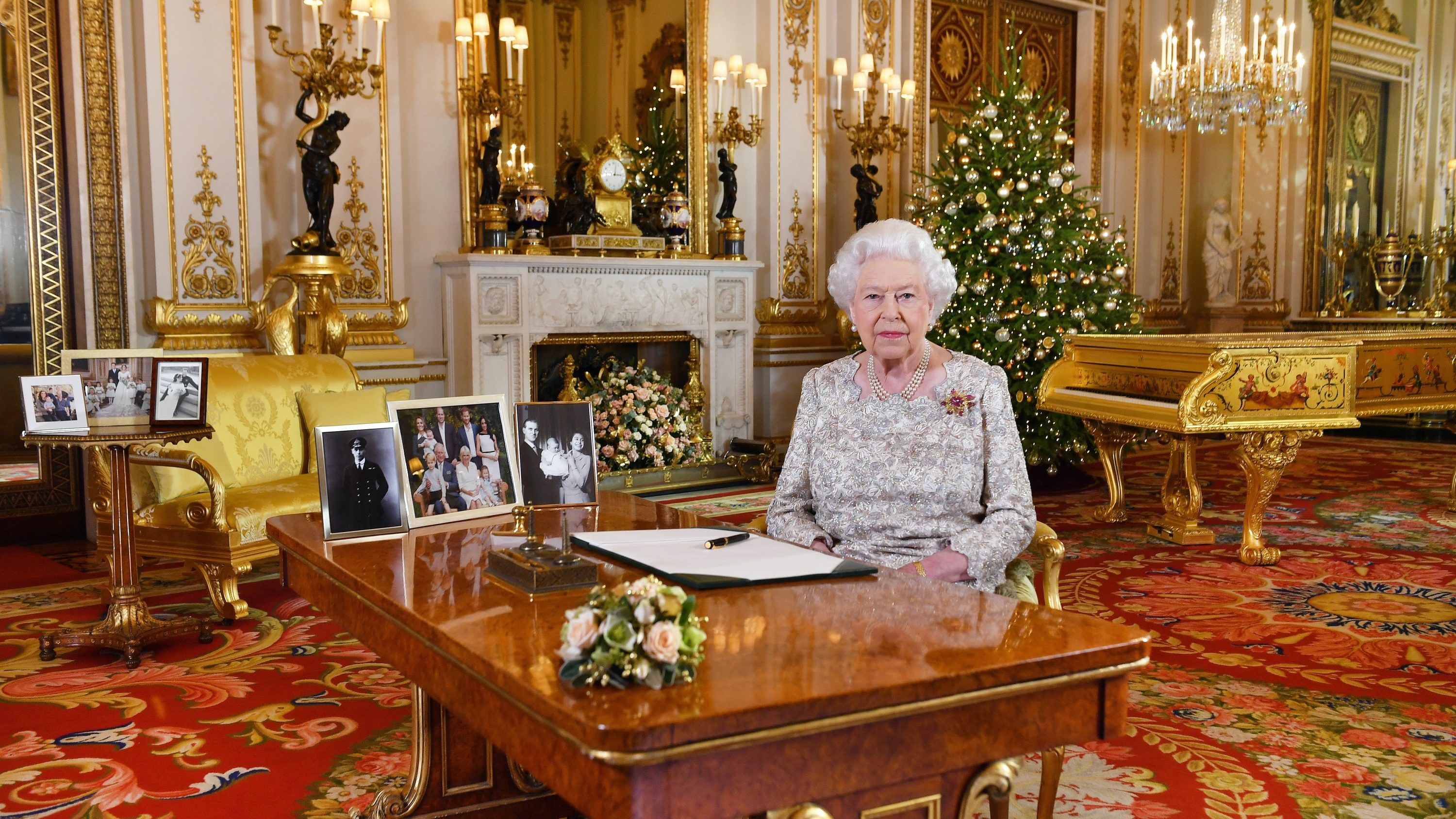 A Buckingham-palota 15 ezerért árul egy darab fára akasztható karácsonyi díszt