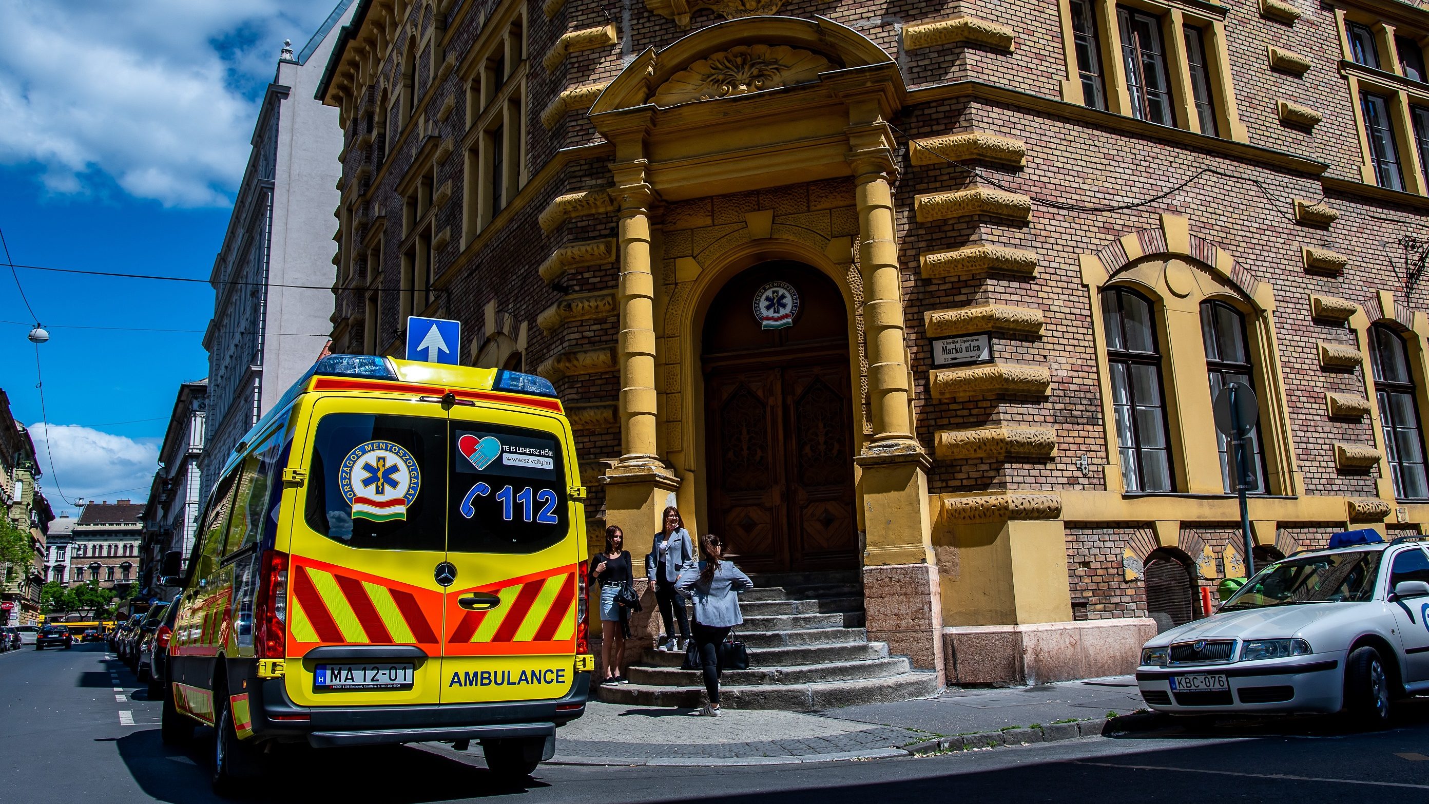 Népszava: Több ezer helyszínre nem érnek oda a mentők mintavételre