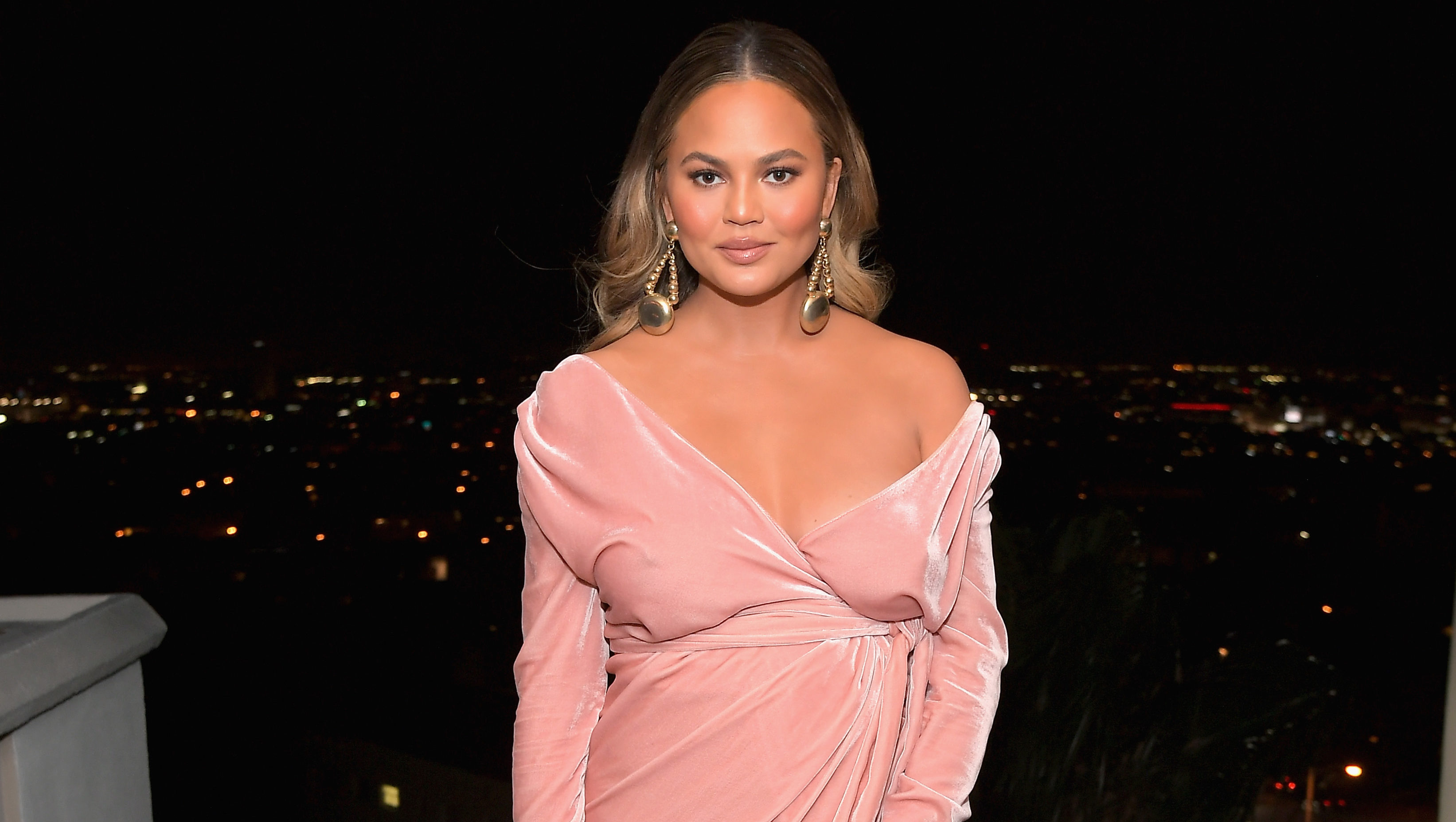 Chrissy Teigen pestisdoktornak öltöztette az ápolóját és elég nyugtalanító képet posztolt vele