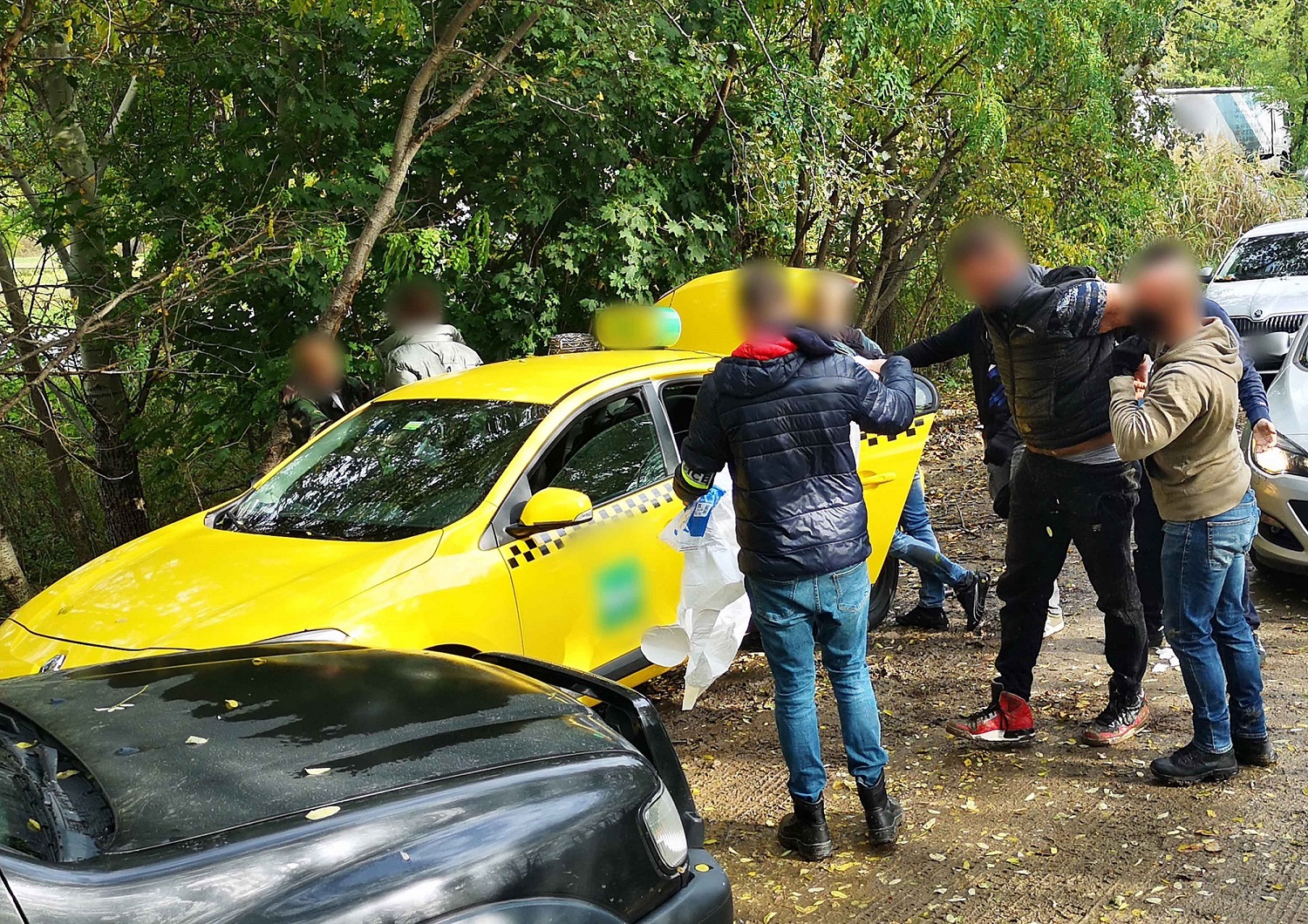 Taxival ment az erdőben elrejtett kábítószerért, lekapcsolták a rendőrök