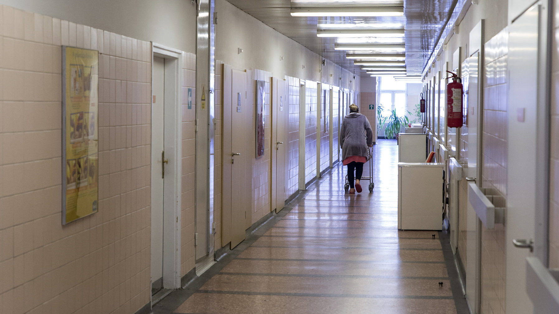 Közel telt házas koronavírusos betegekkel a győri kórház egy ott dolgozó orvos szerint