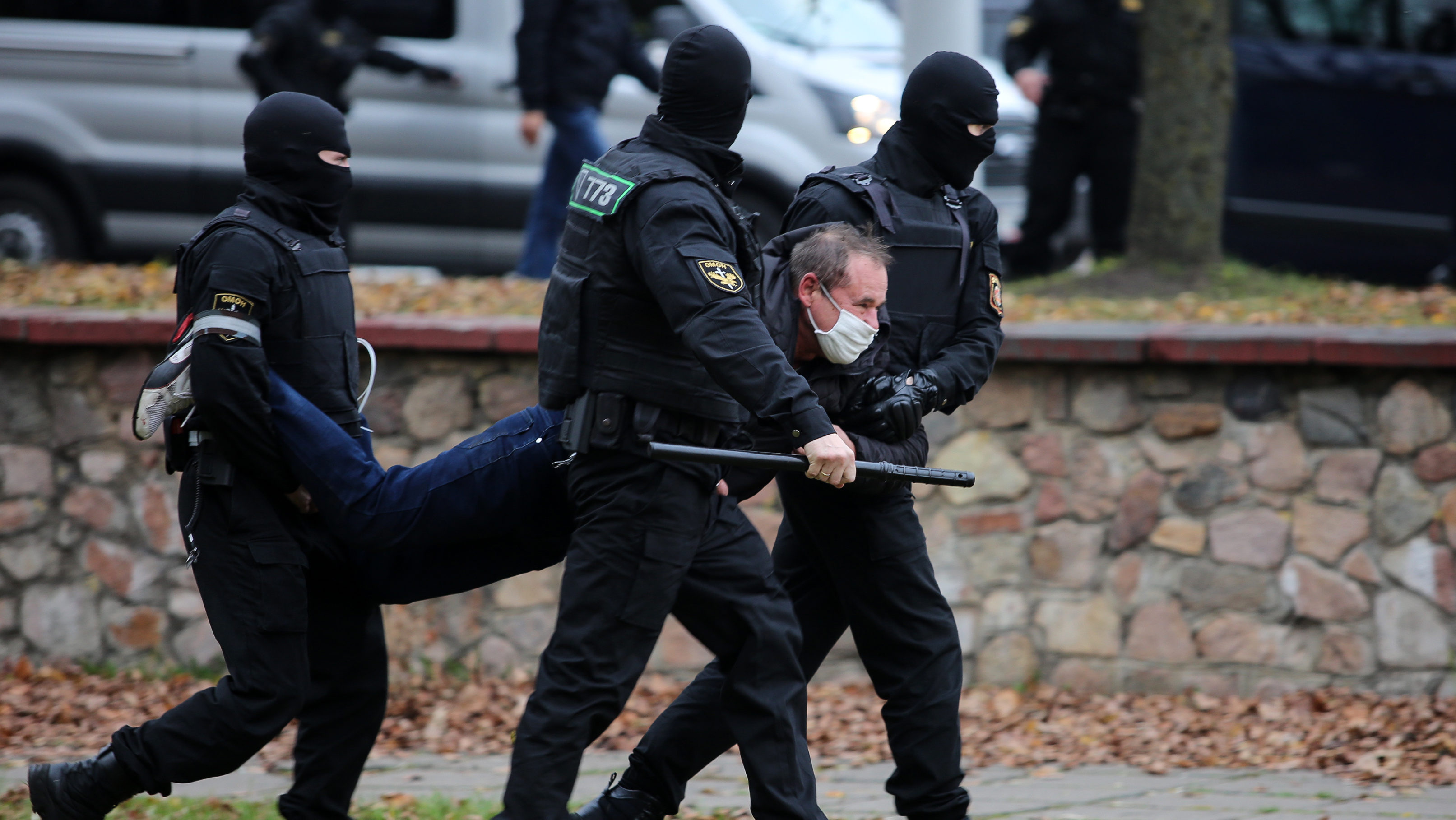 Figyelmeztető lövéseket adtak le a rendőrök a minszki tüntetésen