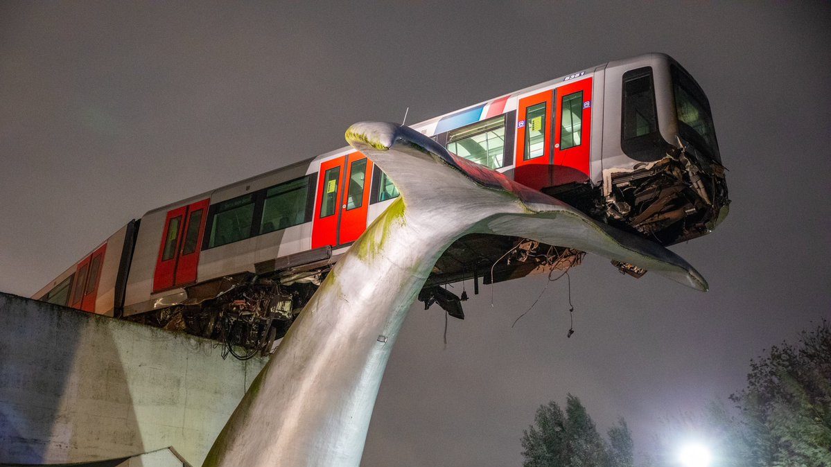 10 méter magasan, egy műalkotásba akadt bele az állomás végét áttörő metró