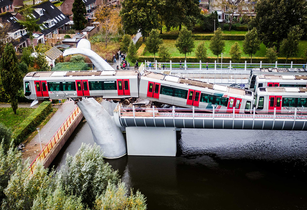 Áttörte a vágányzárat, és egy hatalmas műalkotásra futott egy metrókocsi Rotterdamban