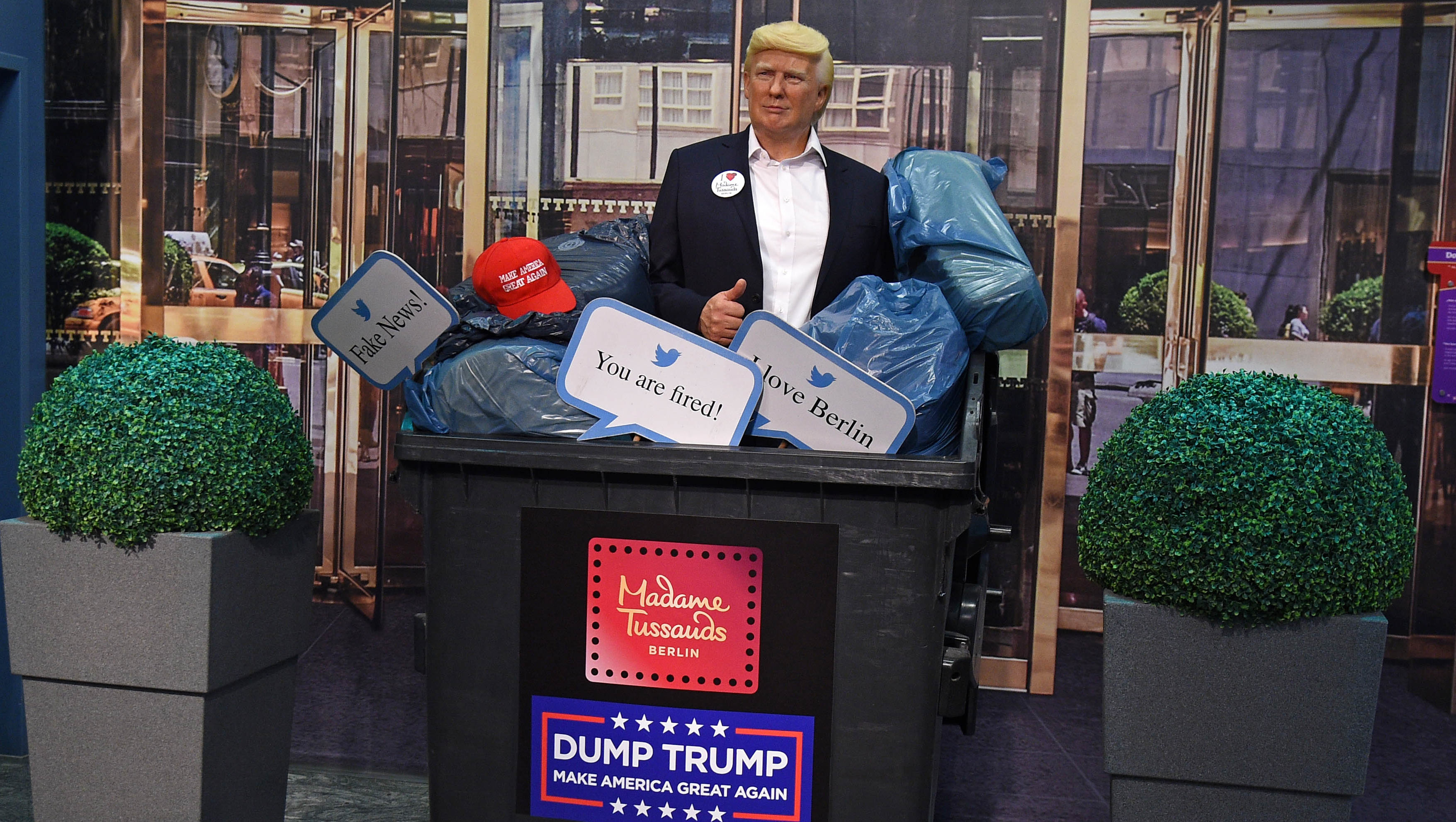 A berlini Madame Tussauds kukába dobta Donald Trump viaszbábuját
