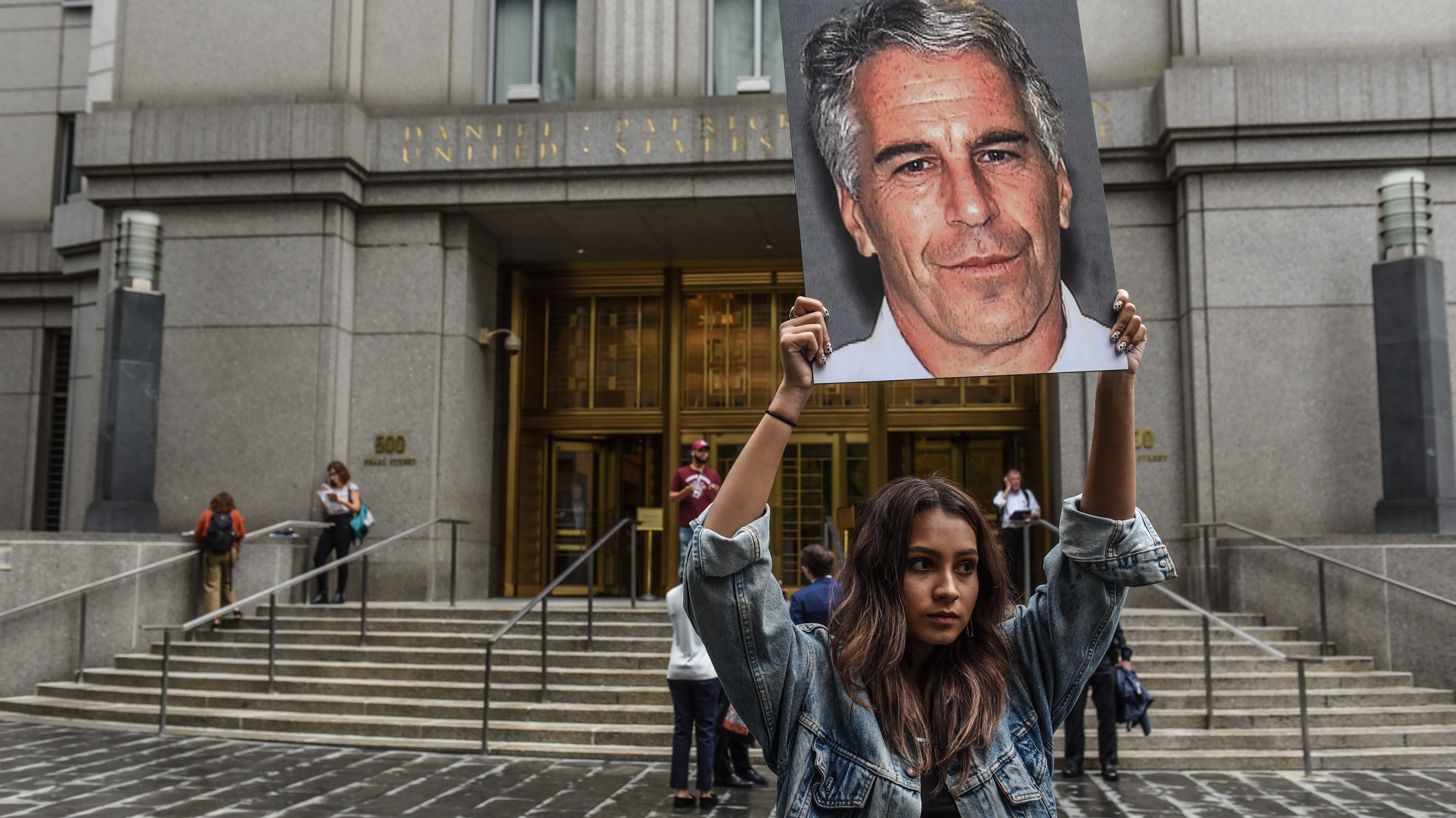 Lerombolják Jeffrey Epstein hétmilliárdot érő villáját