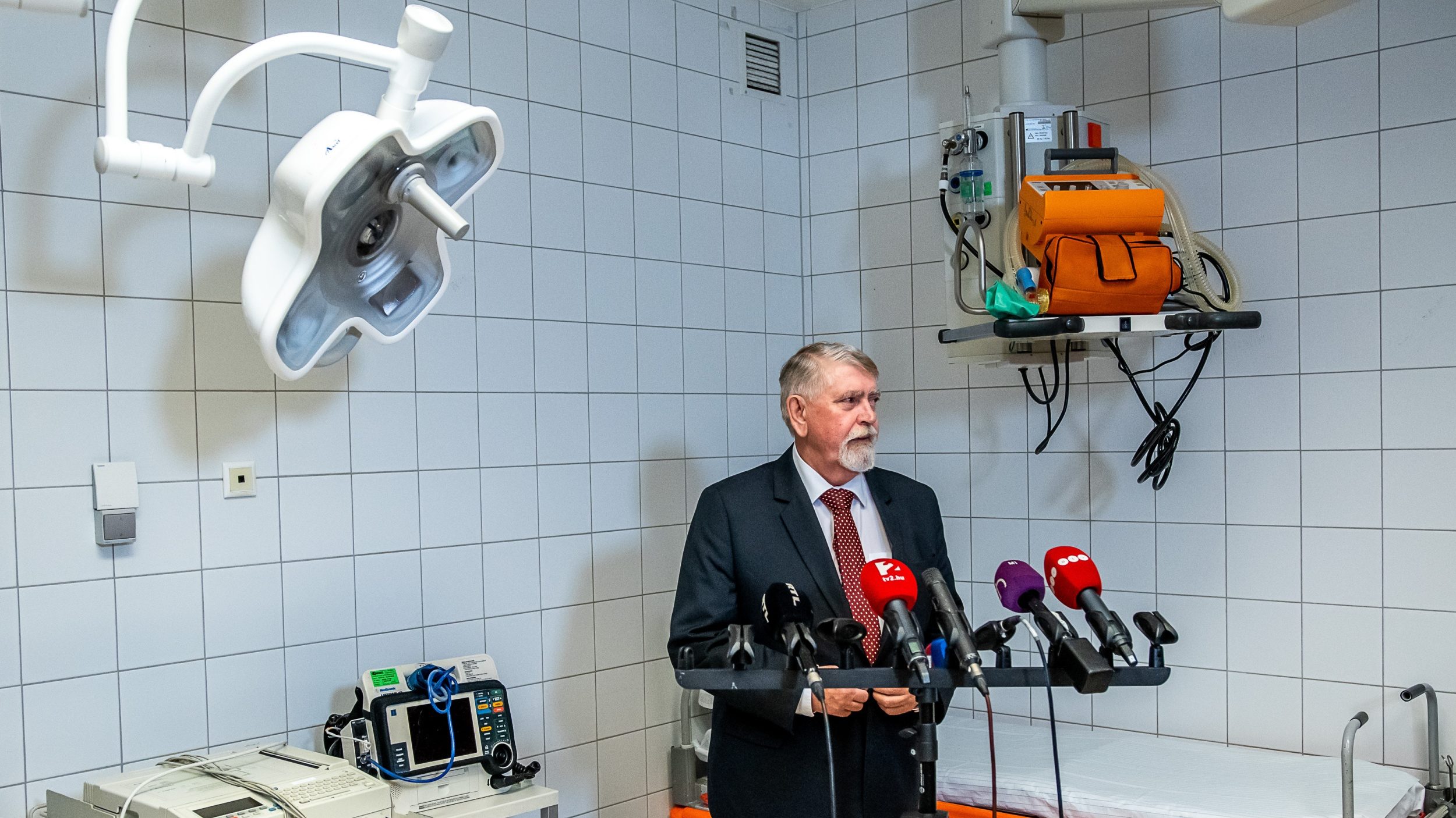 Kásler utasítást adott: felfüggesztik a halasztható műtéteket, a legtöbb kórház covid-kórház lesz