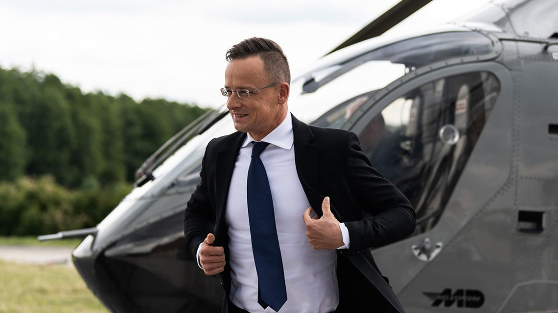 Amíg Orbán csak egyszer, Szijjártó hússzor helikopterezett