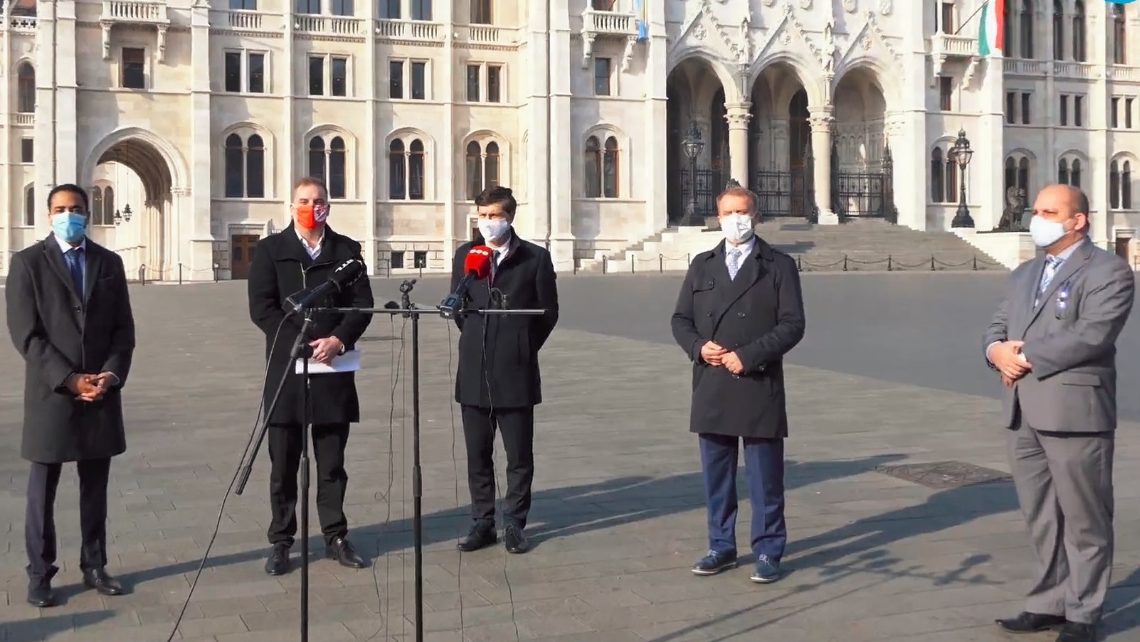 Tömeges tesztelést, azonnali támogatásokat, szociális intézkedéseket követel az ellenzék