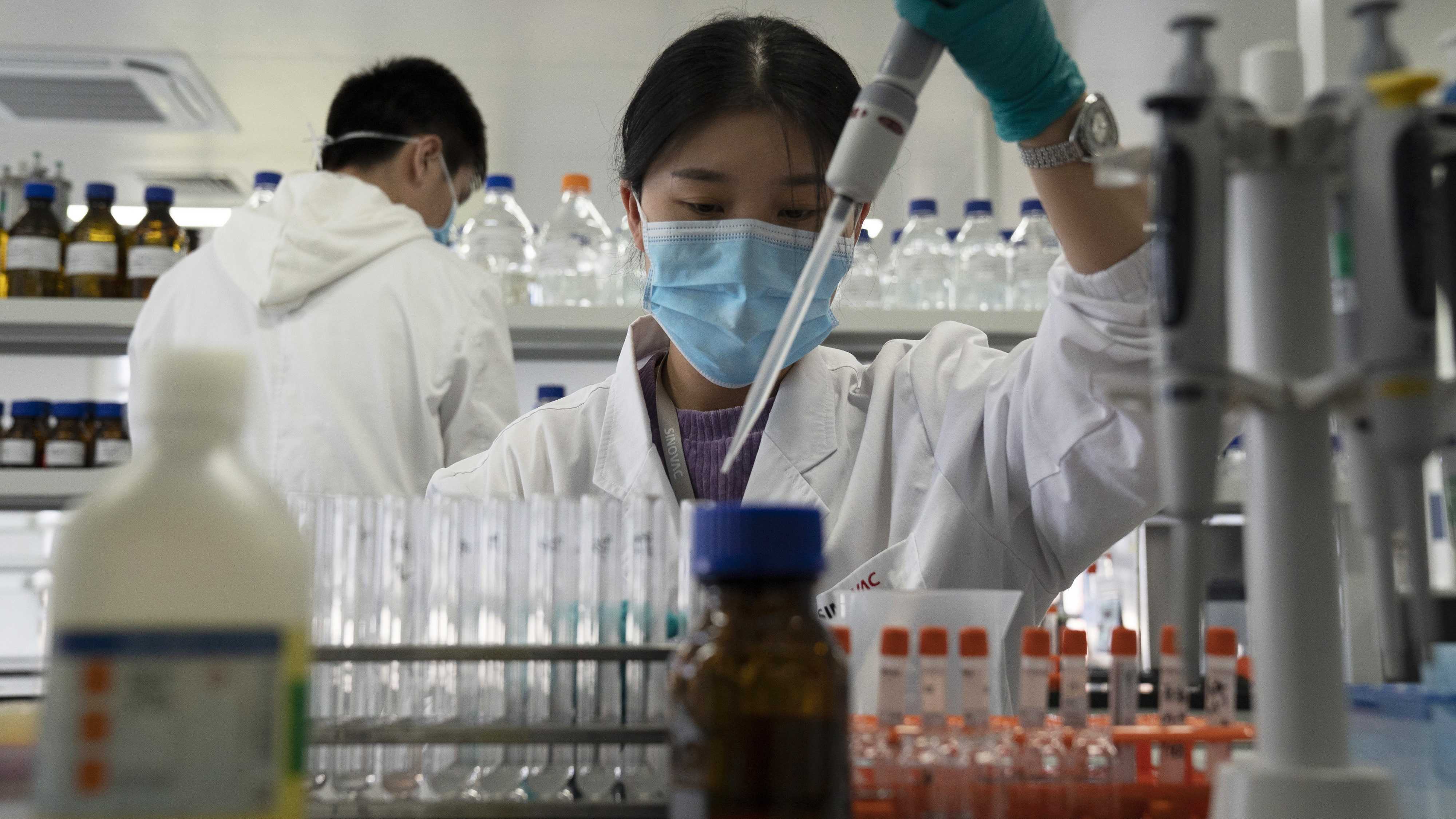 Súlyos mellékhatás miatt Brazília leáll az egyik kínai koronavírus elleni vakcina tesztelésével