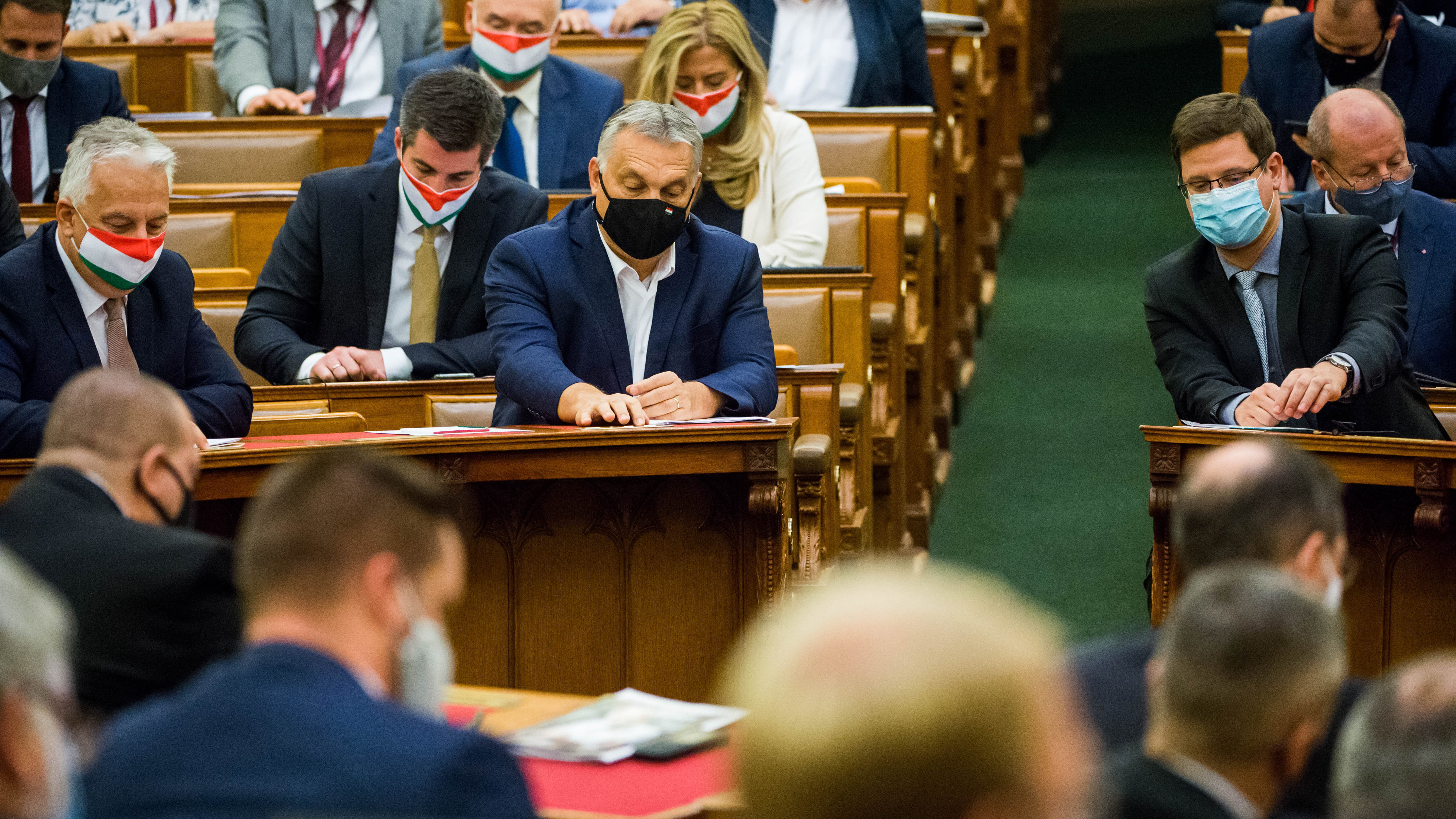 „Az anya nő, az apa férfi” – benyújtották a kilencedik alkotmánymódosítást