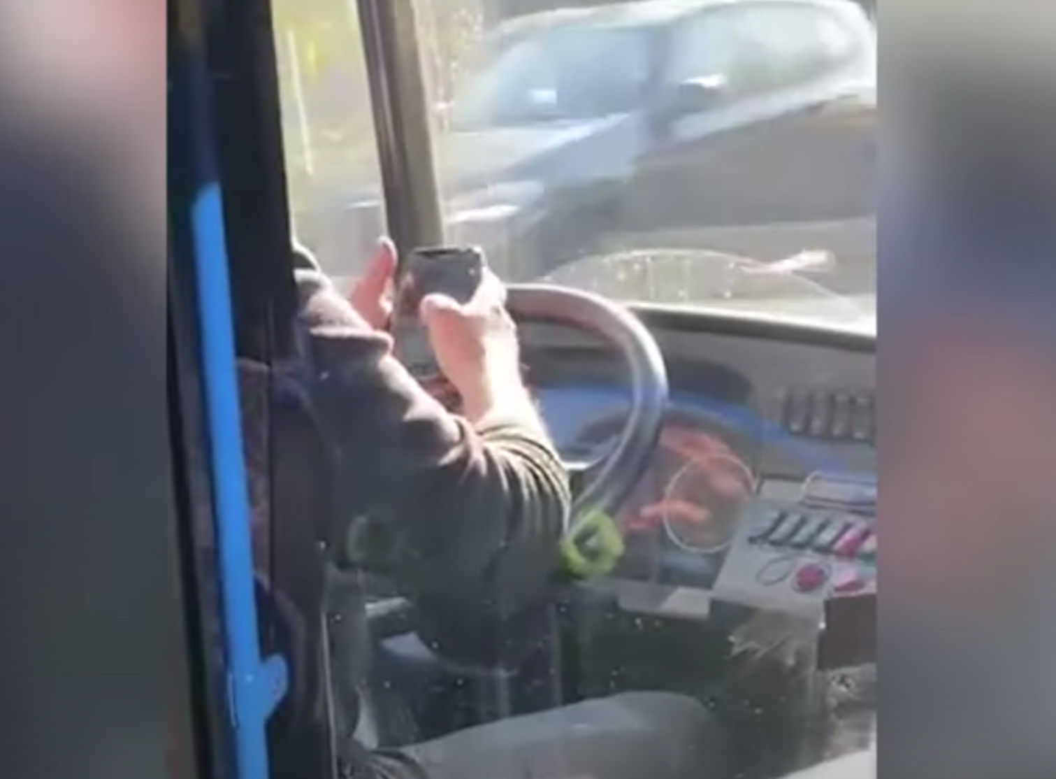 Videón, ahogy a 105-ös busz sofőrje vezetés közben hosszasan nyomkodja a telefonját