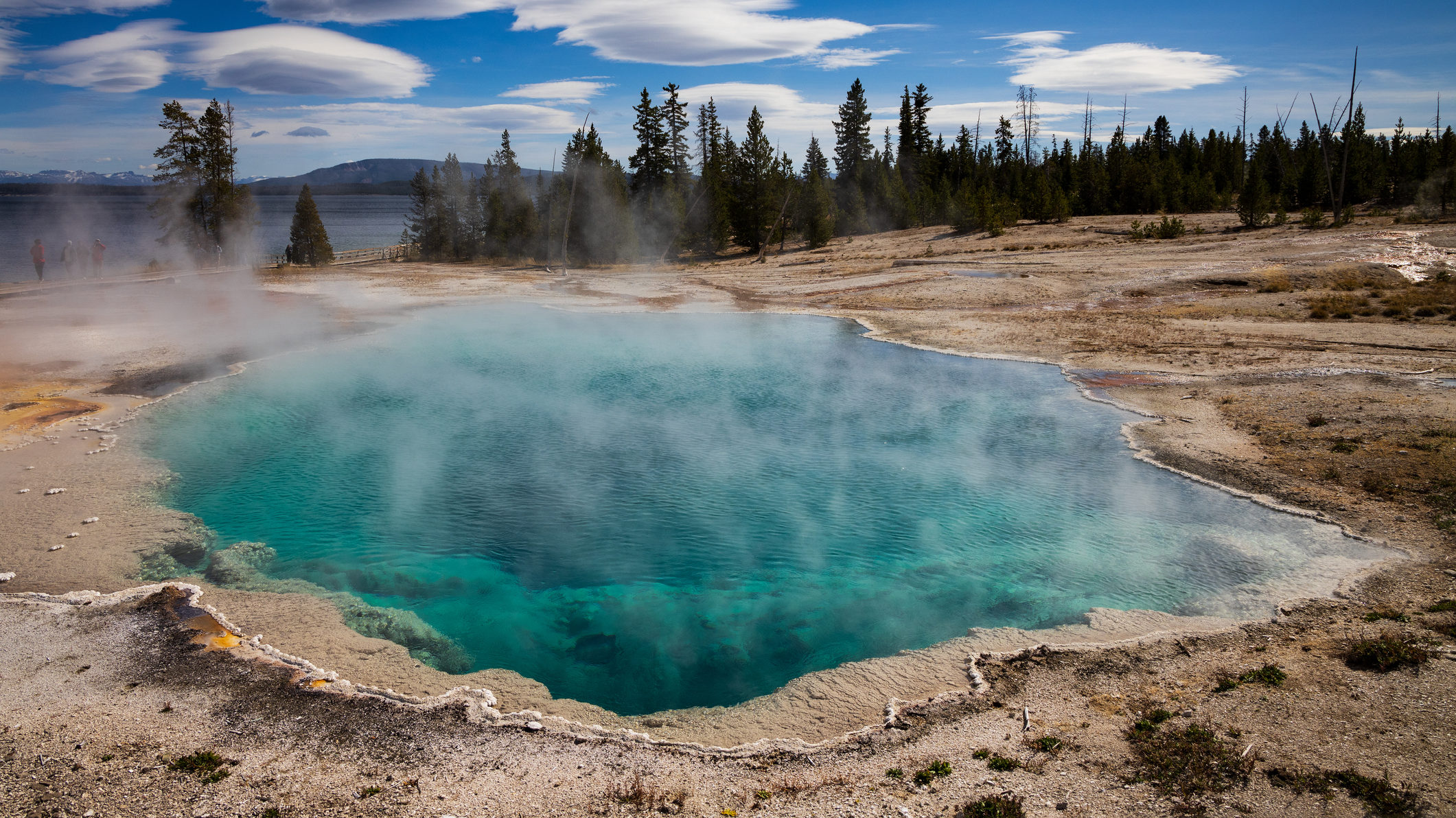 Turisták egész csirkéket főztek a Yellowstone park egyik termálforrásában