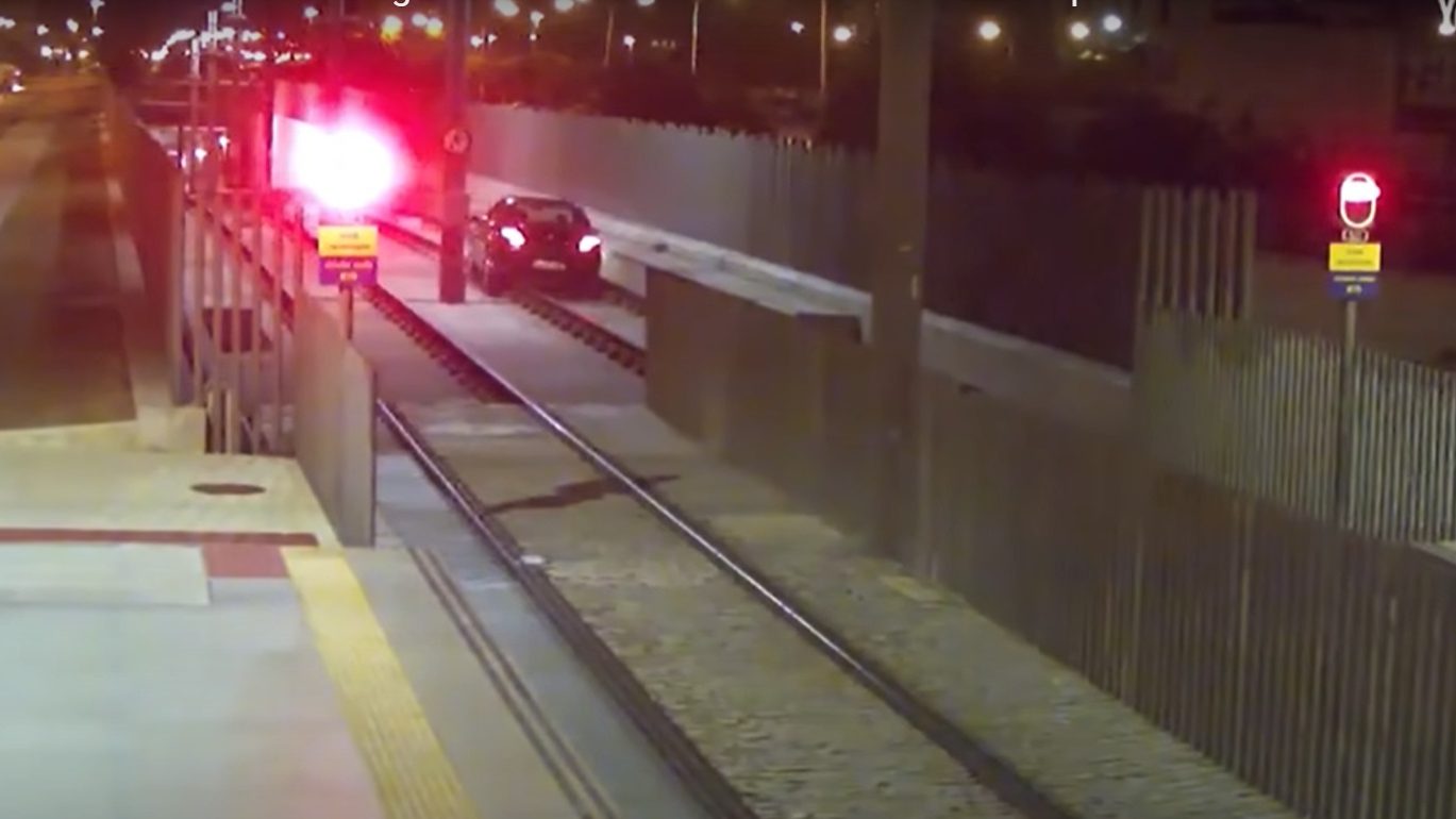 Videón, ahogy több mint egy kilométert autózik a metrósíneken egy részeg nő Malagában