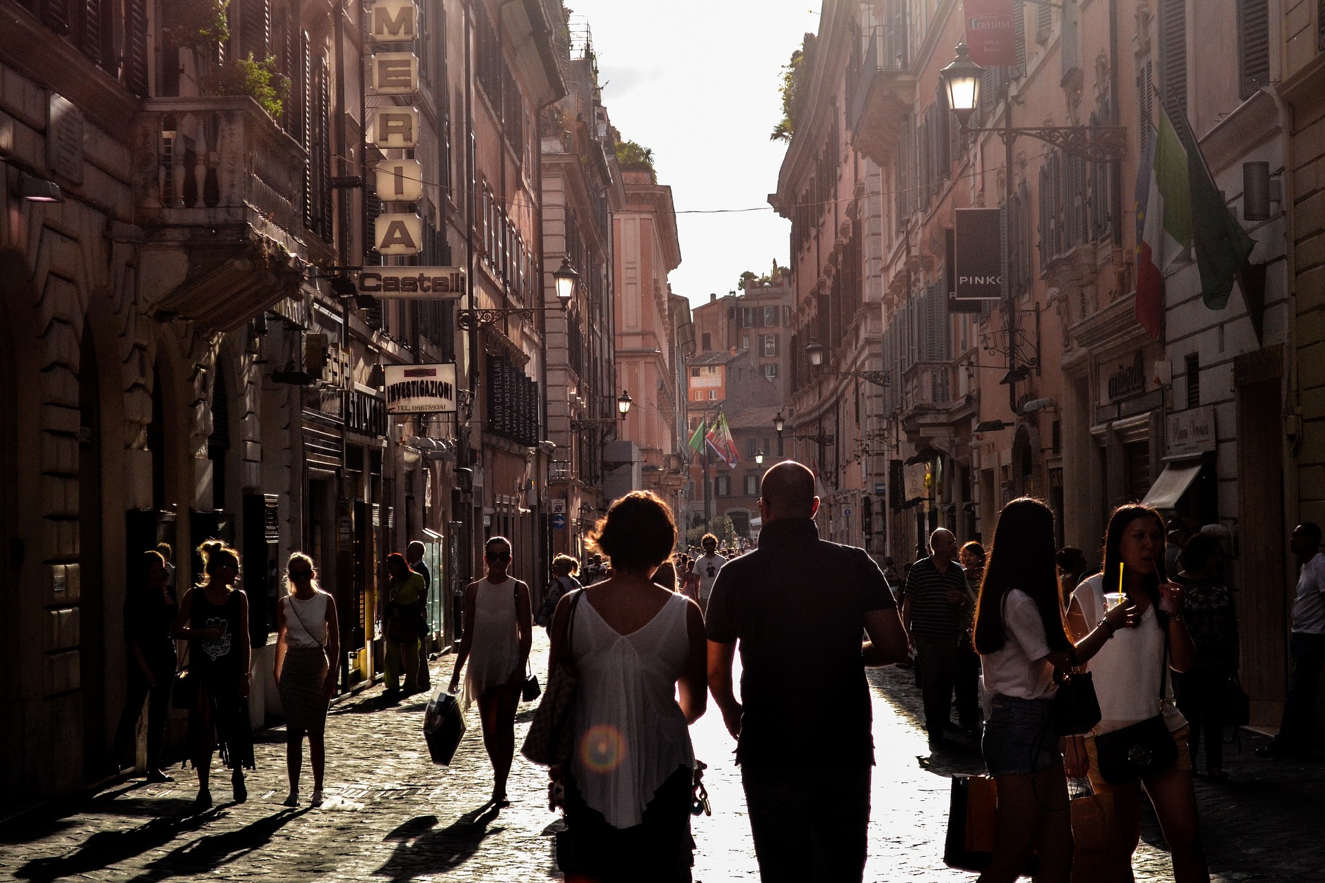 „Talán ez az utolsó kávé idén a napsütésben” –  tömegek lepték el az utcákat a zárás előtti utolsó napon Nápolyban és Firenzében