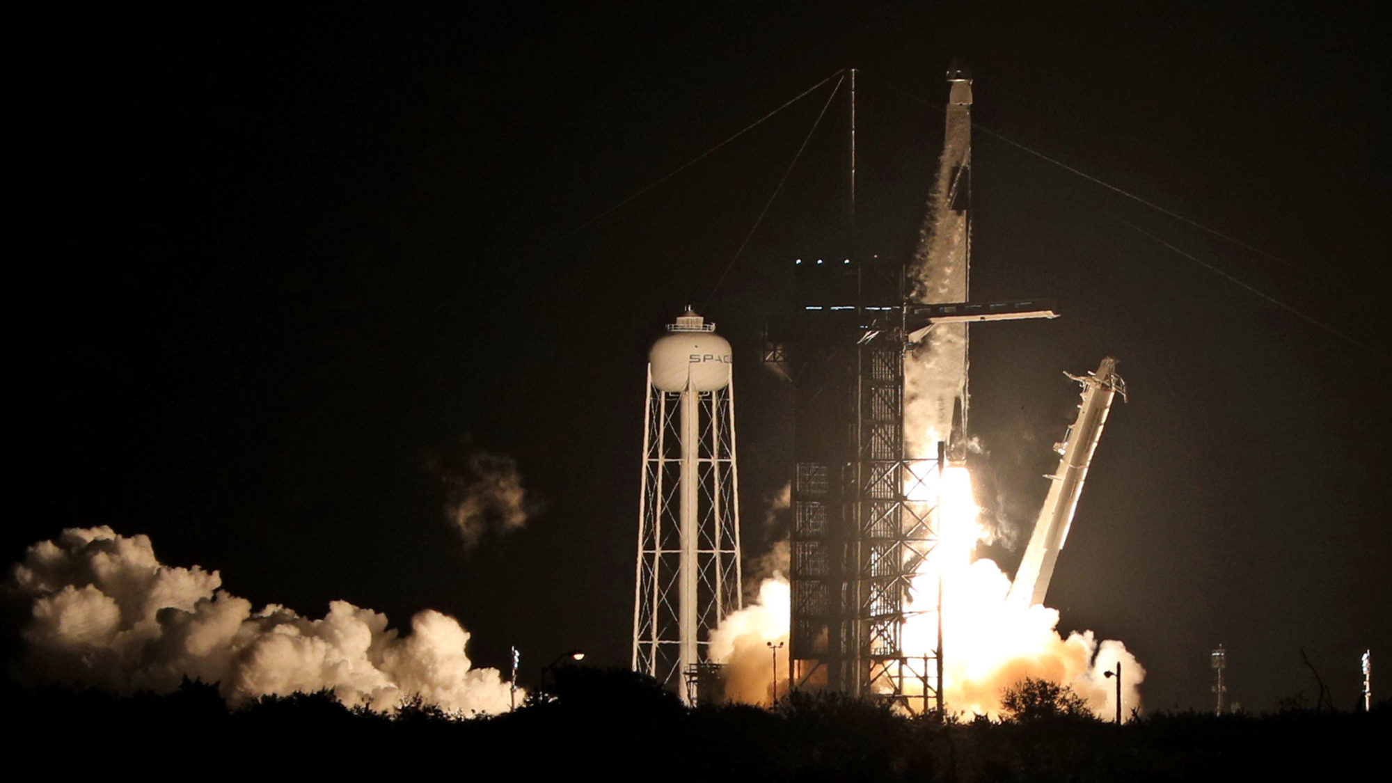 Elindult a SpaceX űrhajója