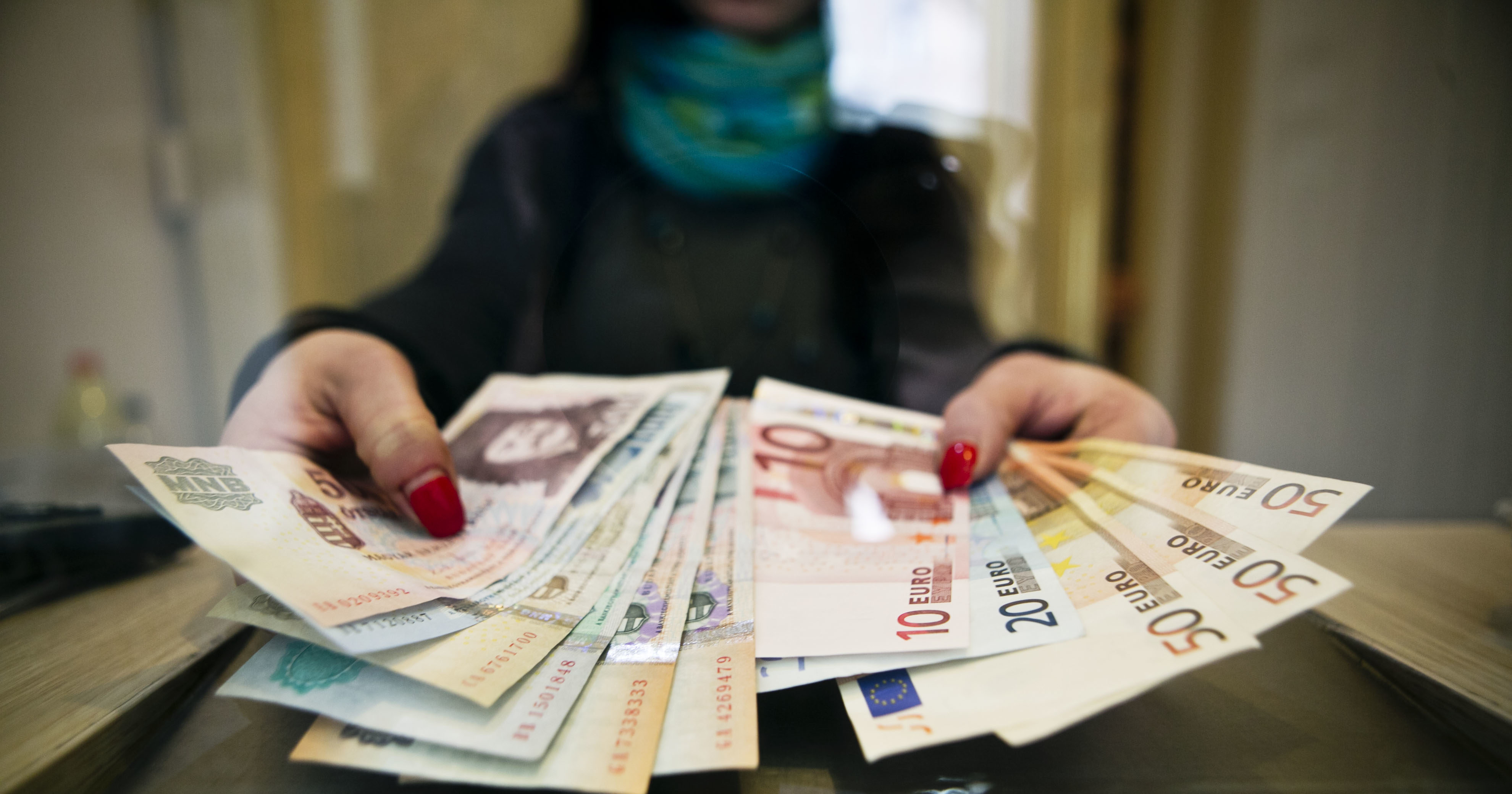 Egy hét alatt síkos lejtőre került a forint