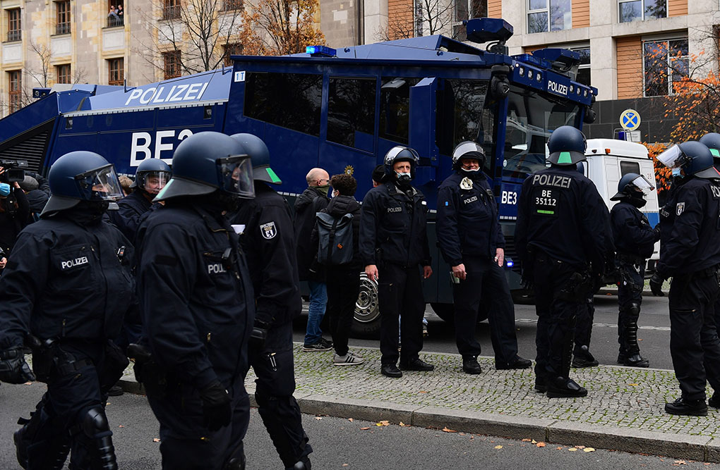 Vízágyúval oszlatták a korlátozások ellen tüntetőket a rendőrök Berlinben