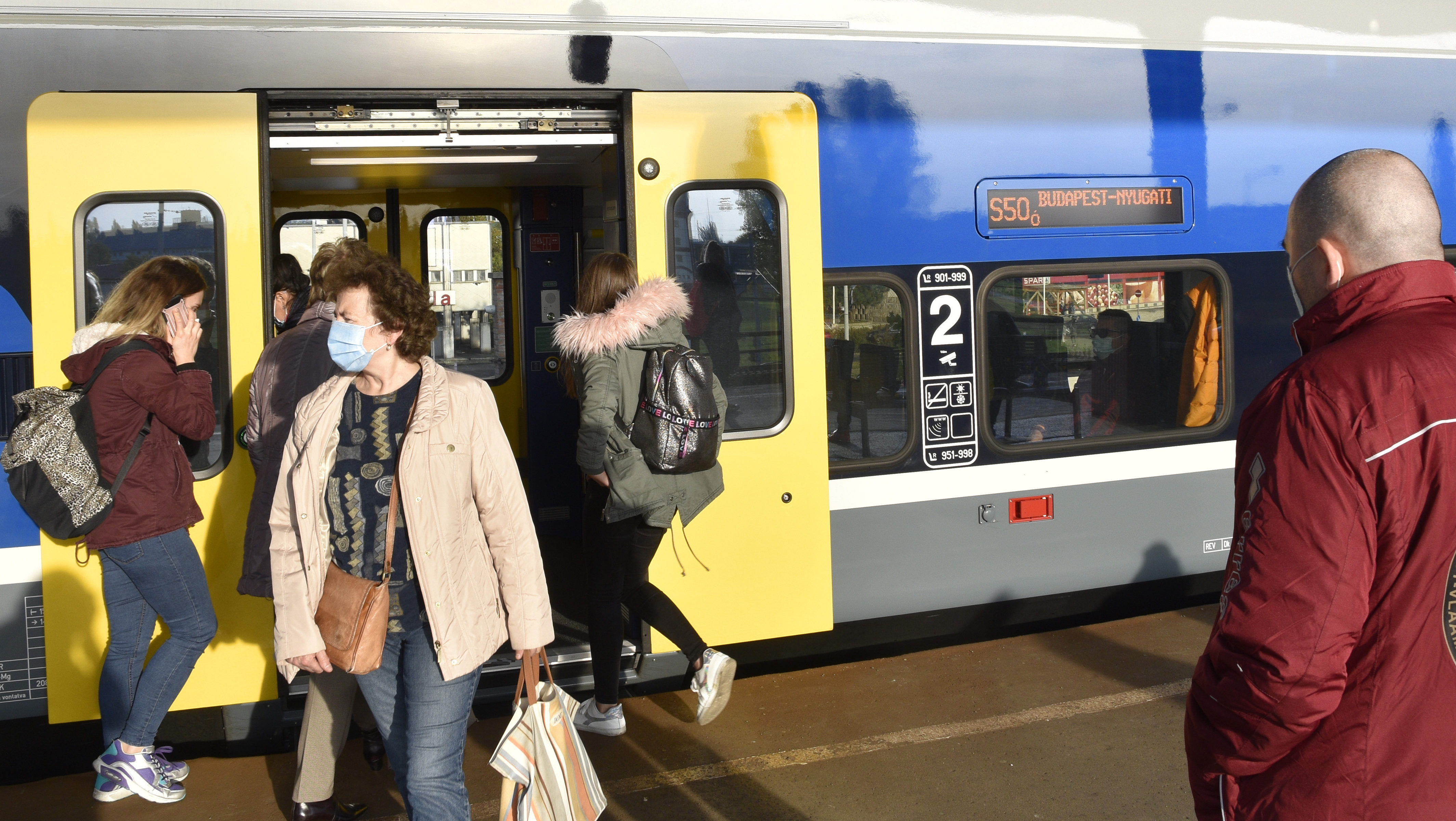 A MÁV és a Volánbusz meghosszabbítja a lejáró igazolványok érvényességét