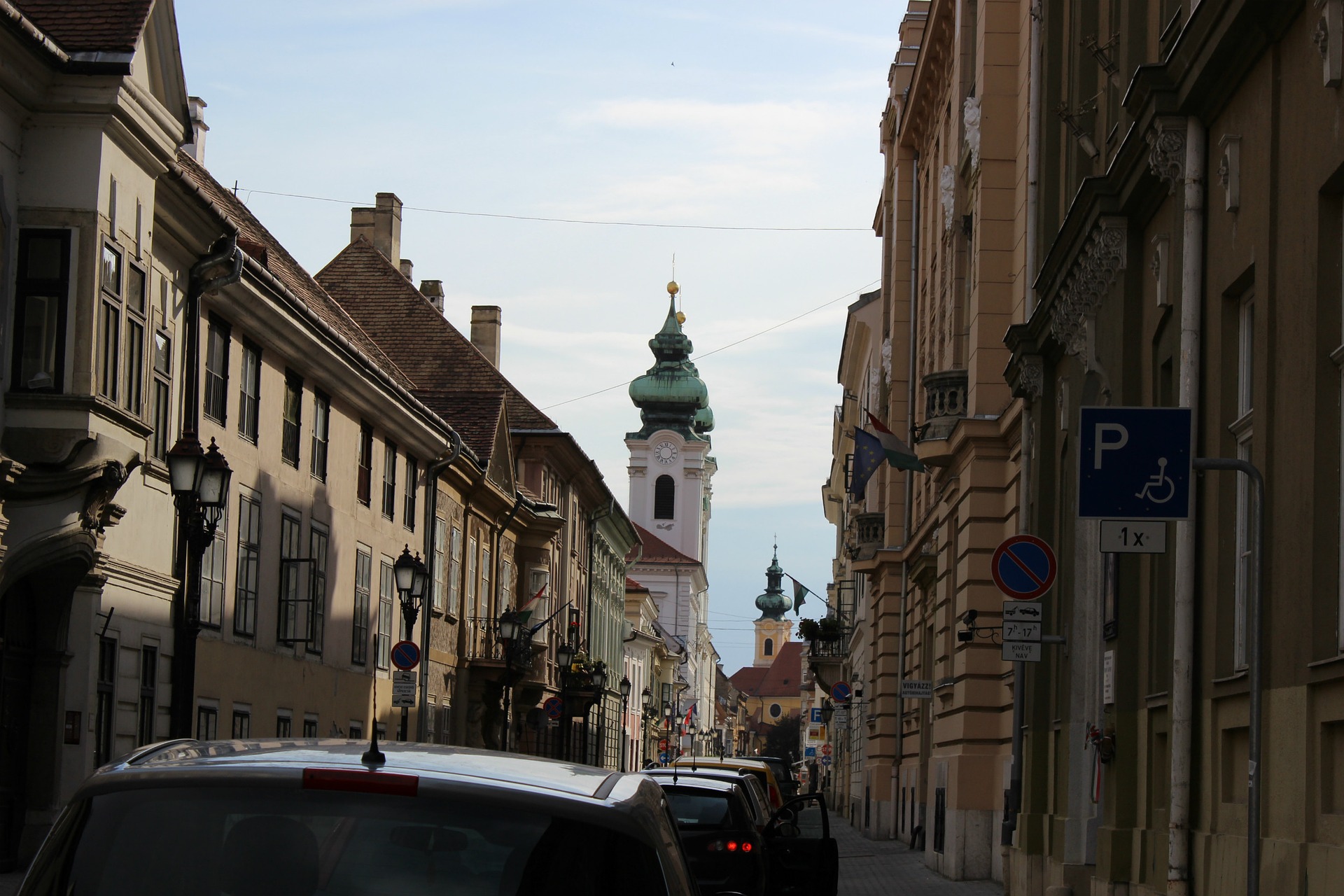 Győr belvárosában az ott lakók sem tudtak már megállni az ingyenes parkolás miatt