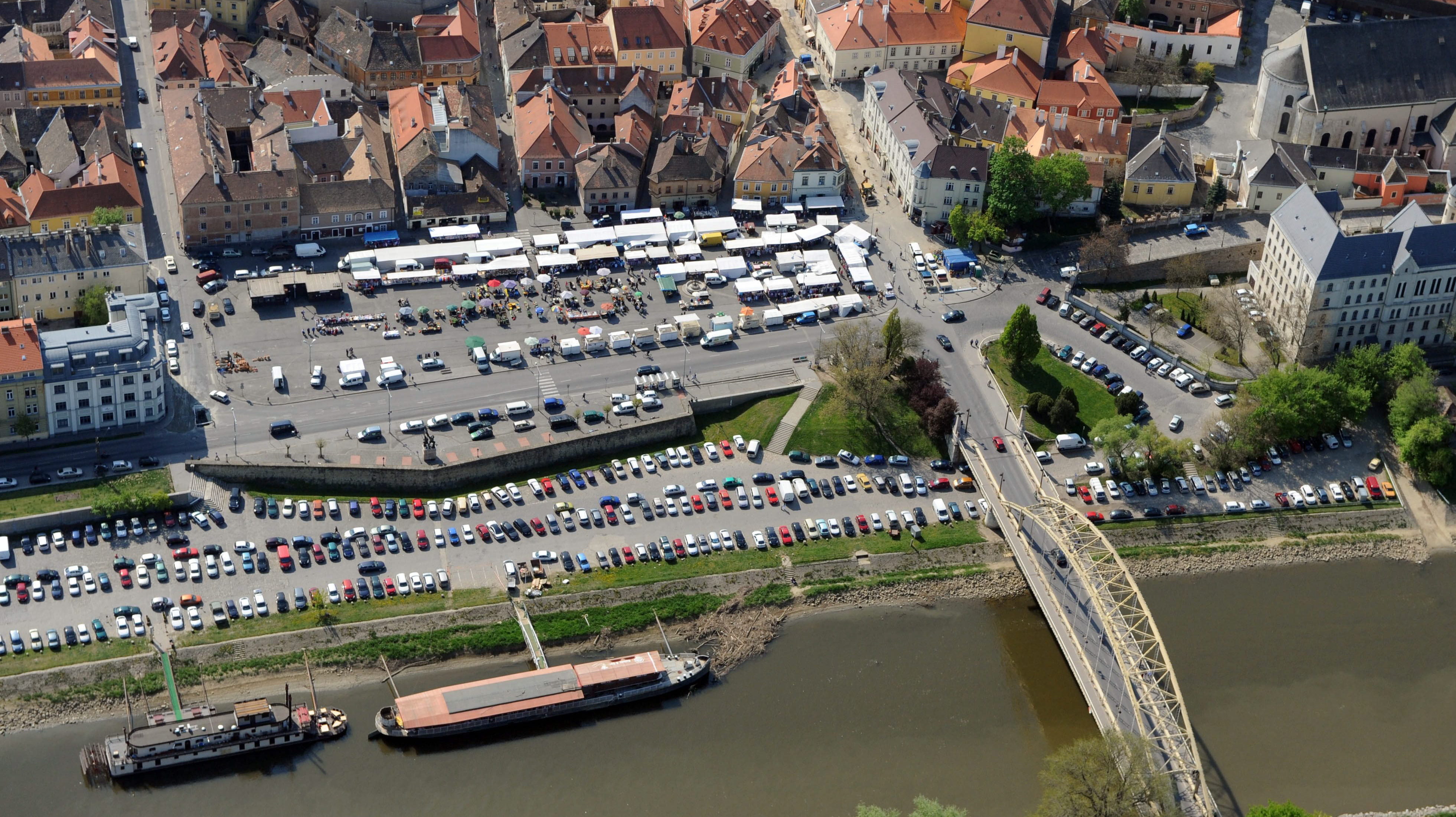 Győr belvárosában visszaütött az ingyenes parkolás: az ott lakók sem tudtak már megállni