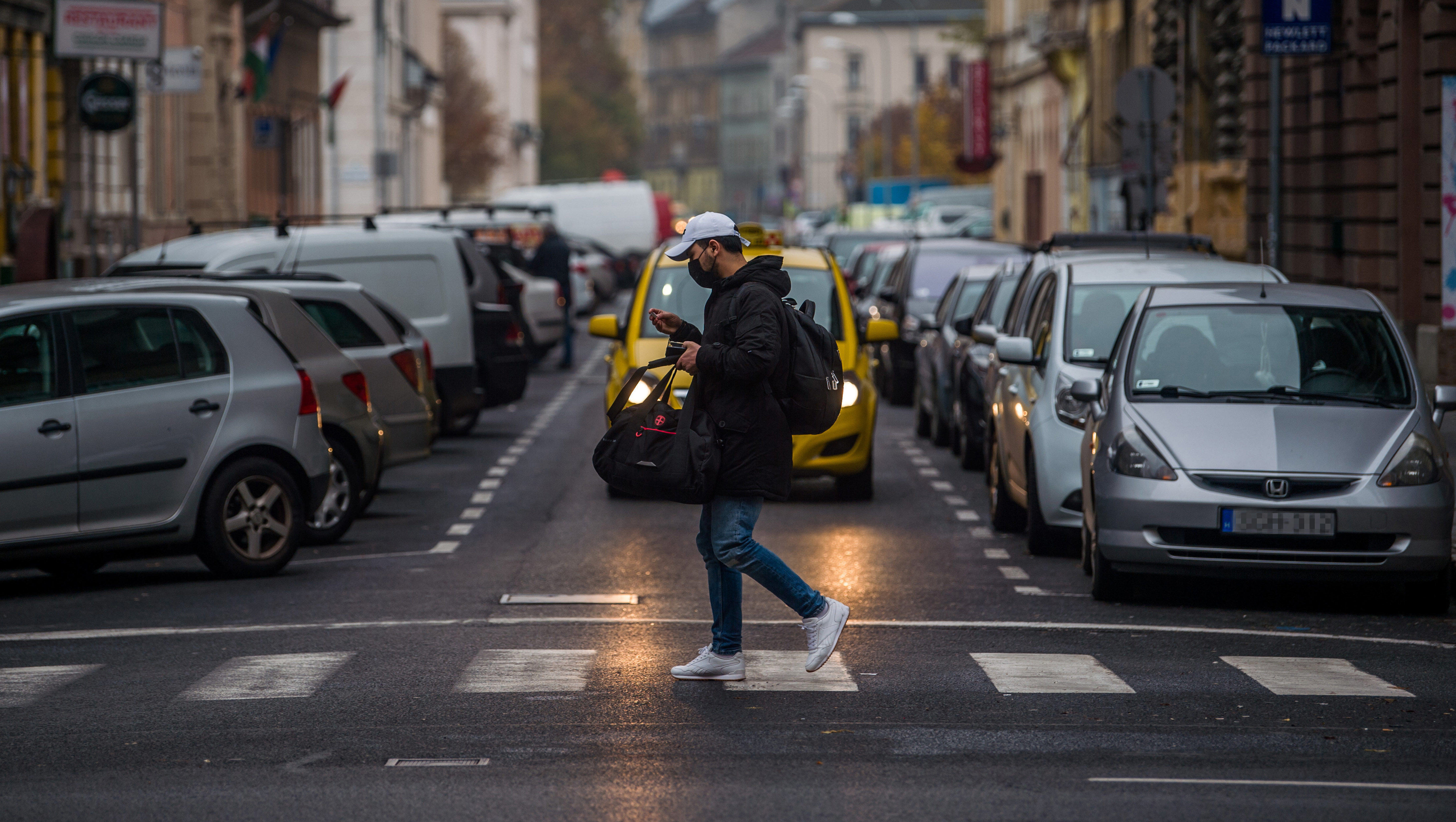 Mikulás csomag helyett szájmaszkokat adnak a parkolóőrök egy budapesti kerületben