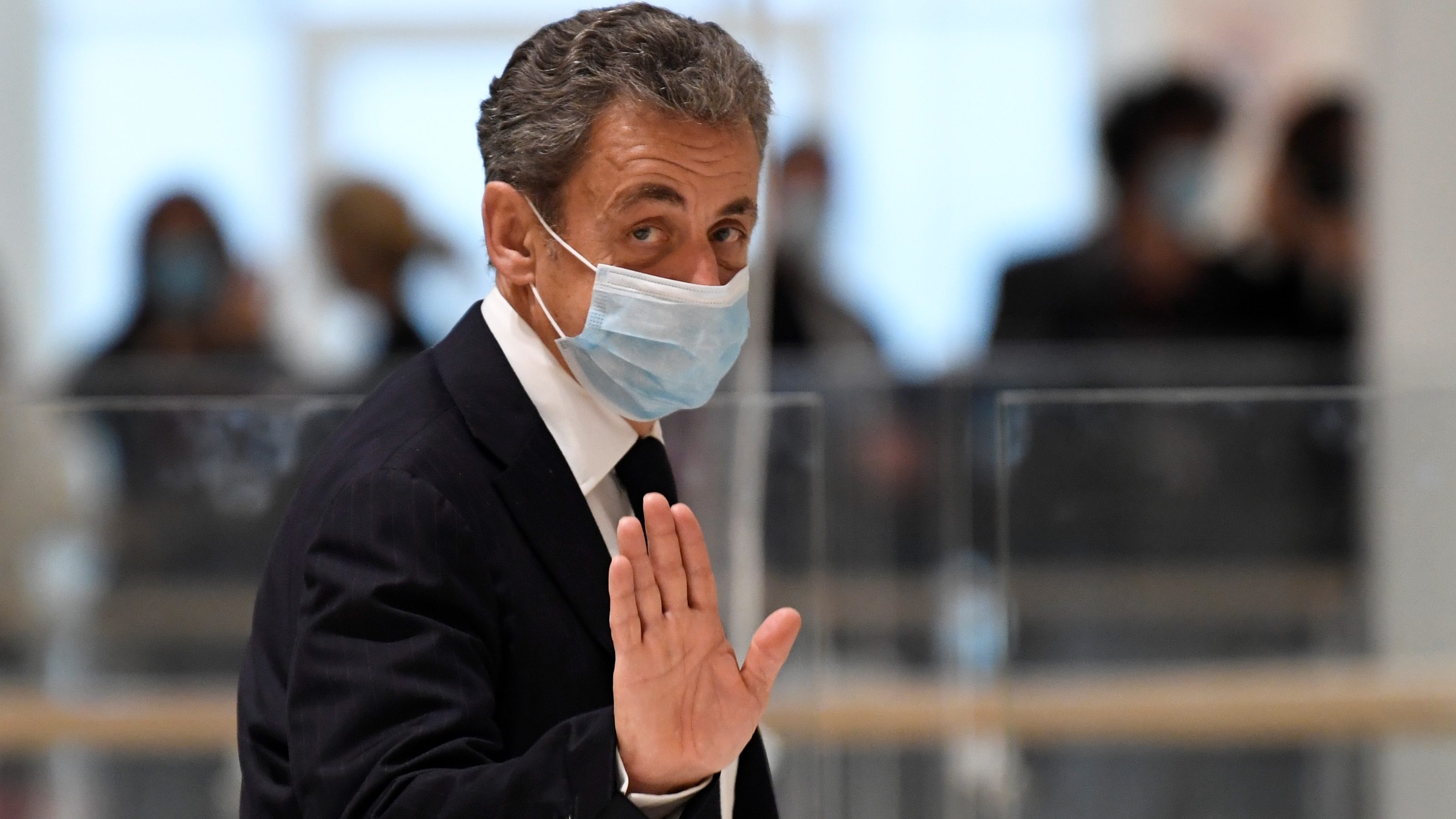 Felfüggesztették Nicolas Sarkozy perét