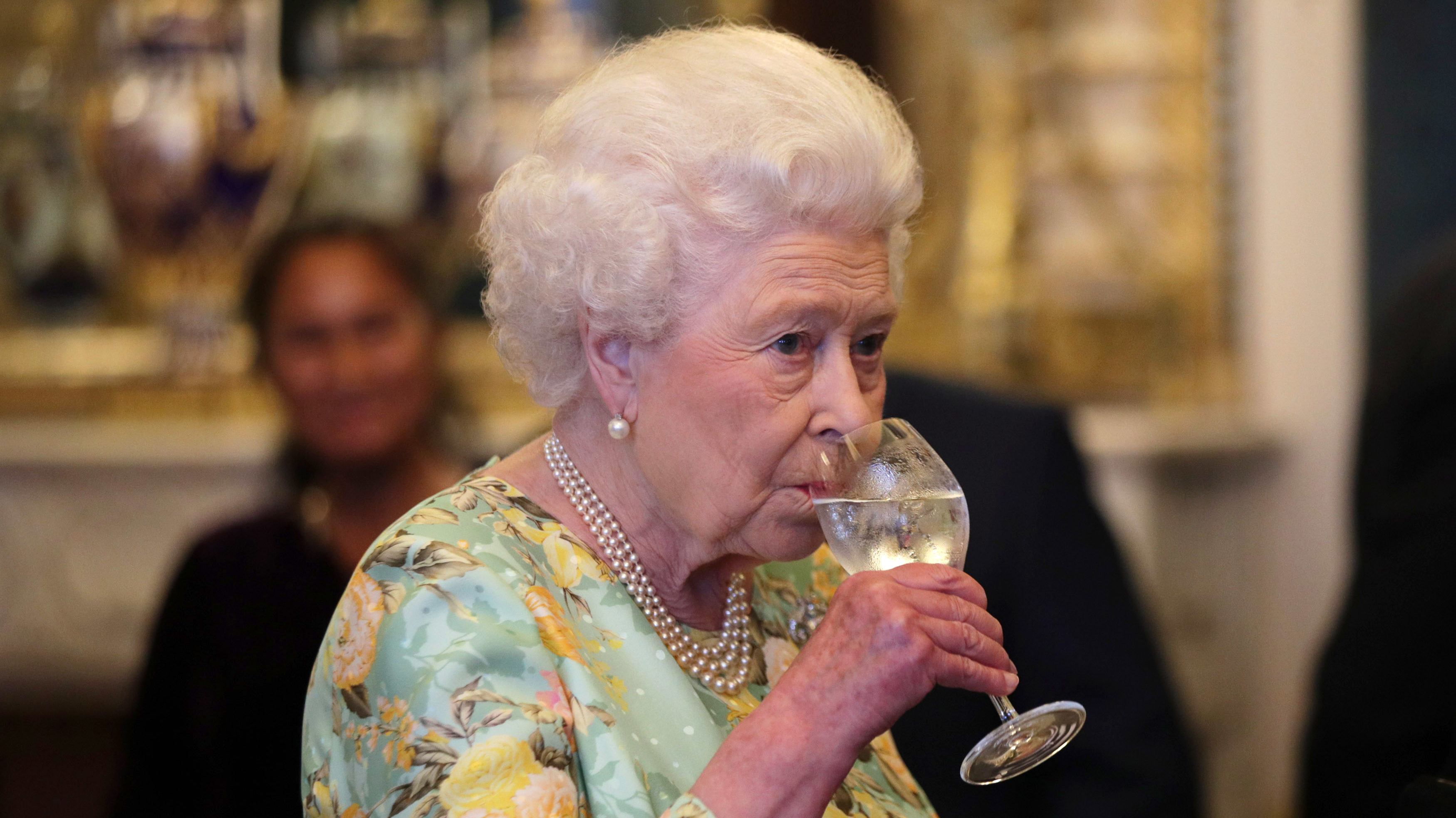 Erzsébet királynő piacra dobta saját ginjét, ami a palota kertjének gyümölcseiből áll