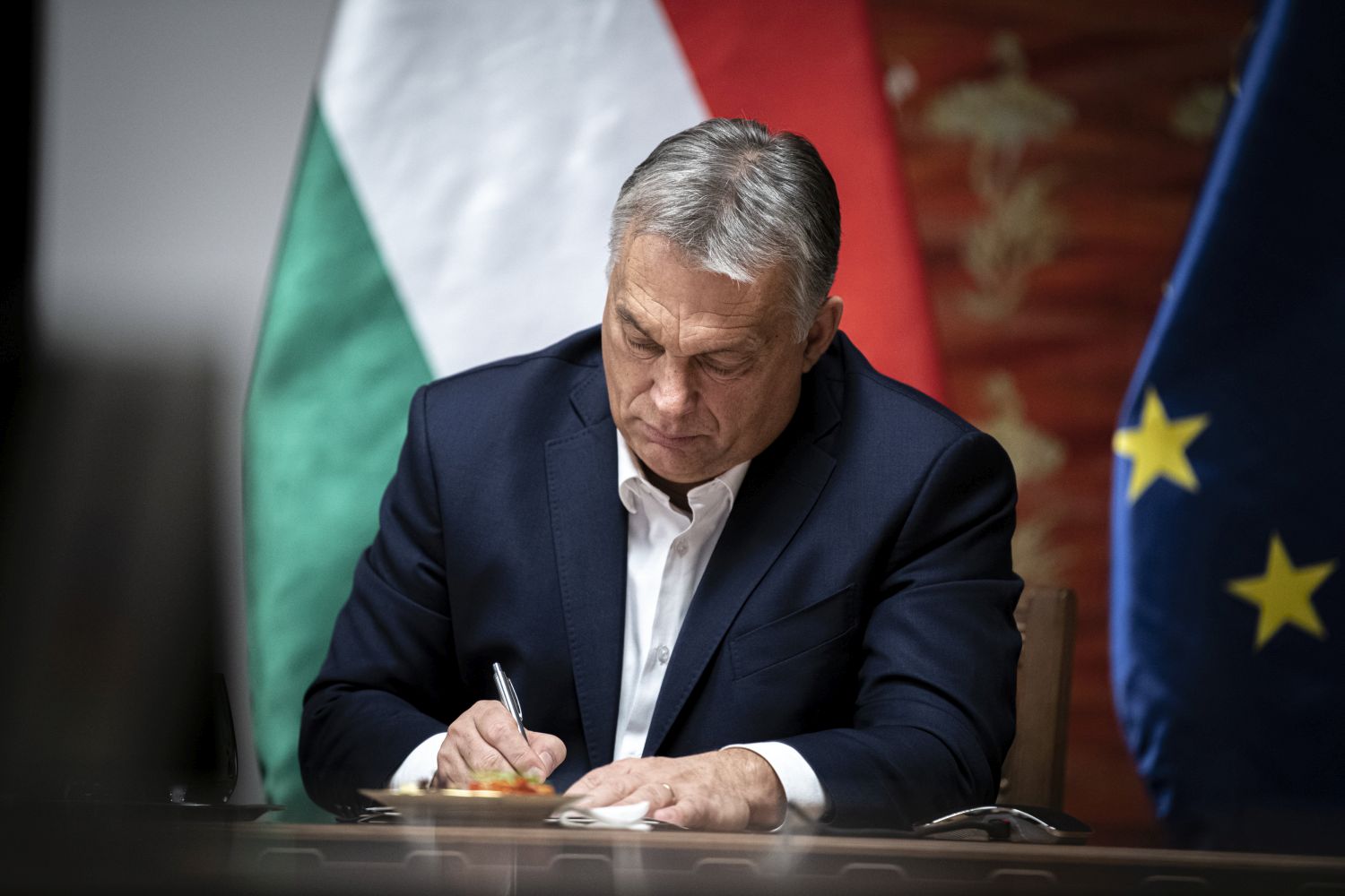 Letiltották Orbán Viktor Soros Györgynek írt válaszcikkét