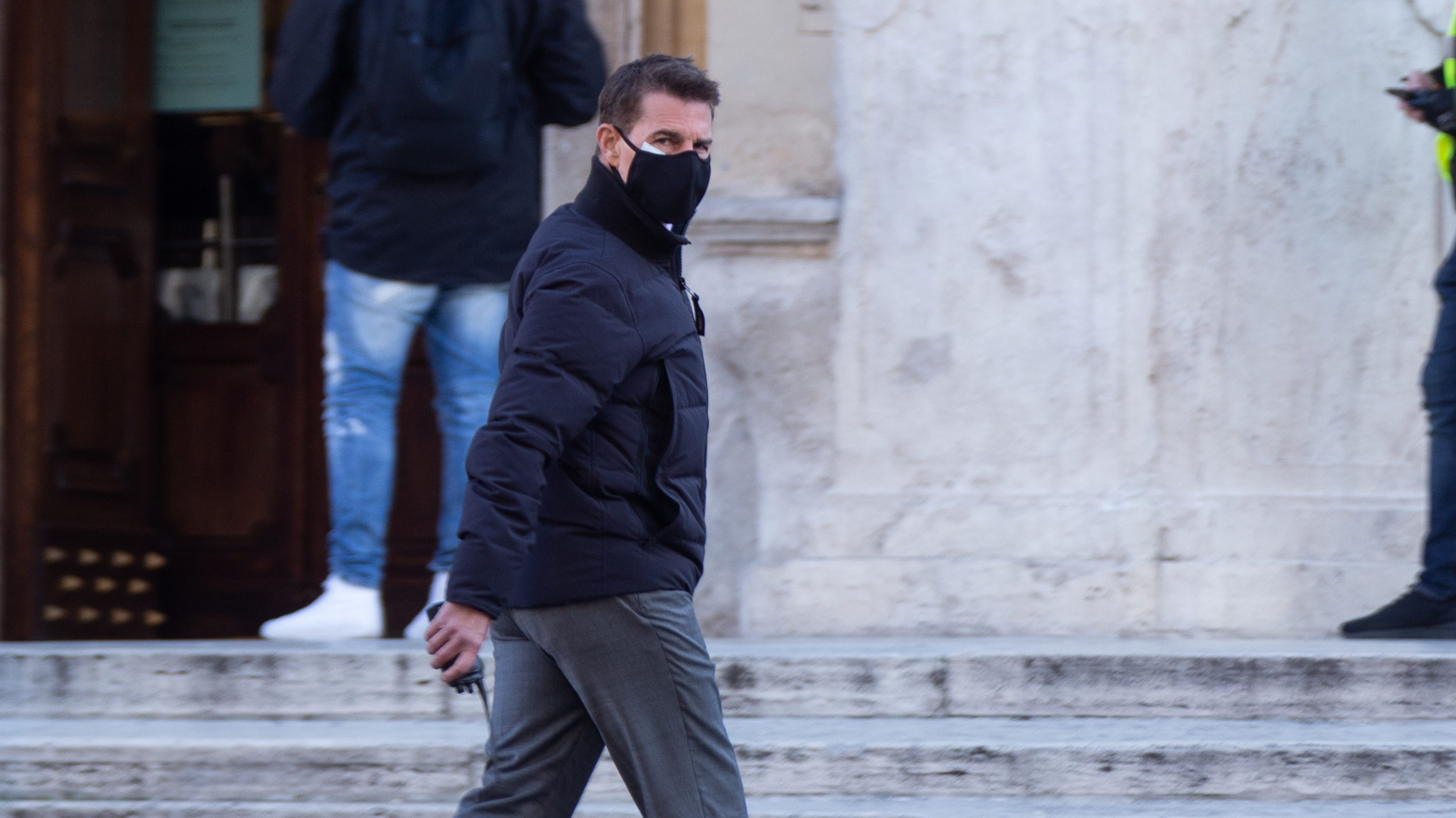 Tom Cruise annyira óvatos, hogy egyszerre két maszkot visel a Mission Impossible-forgatáson