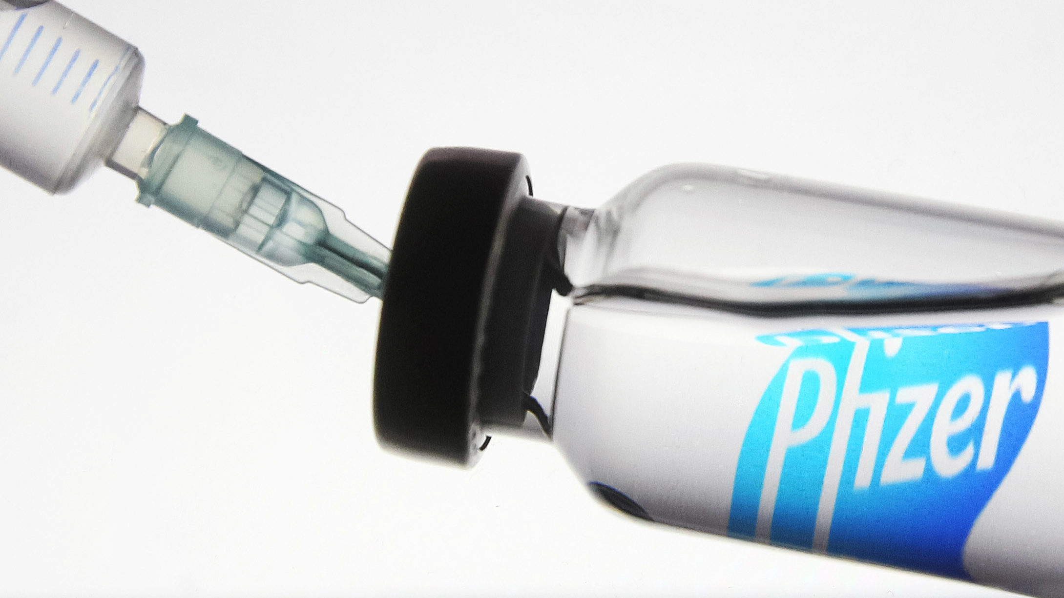 Nagy-Britannia engedélyezte a Pfizer vakcináját, jövő héttől használják
