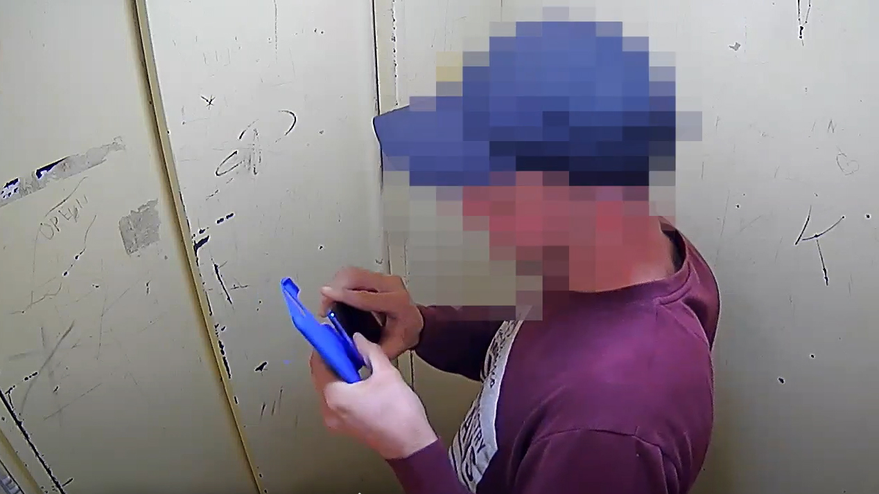Liftben lévő kamera buktatta le a tolvajt – videó