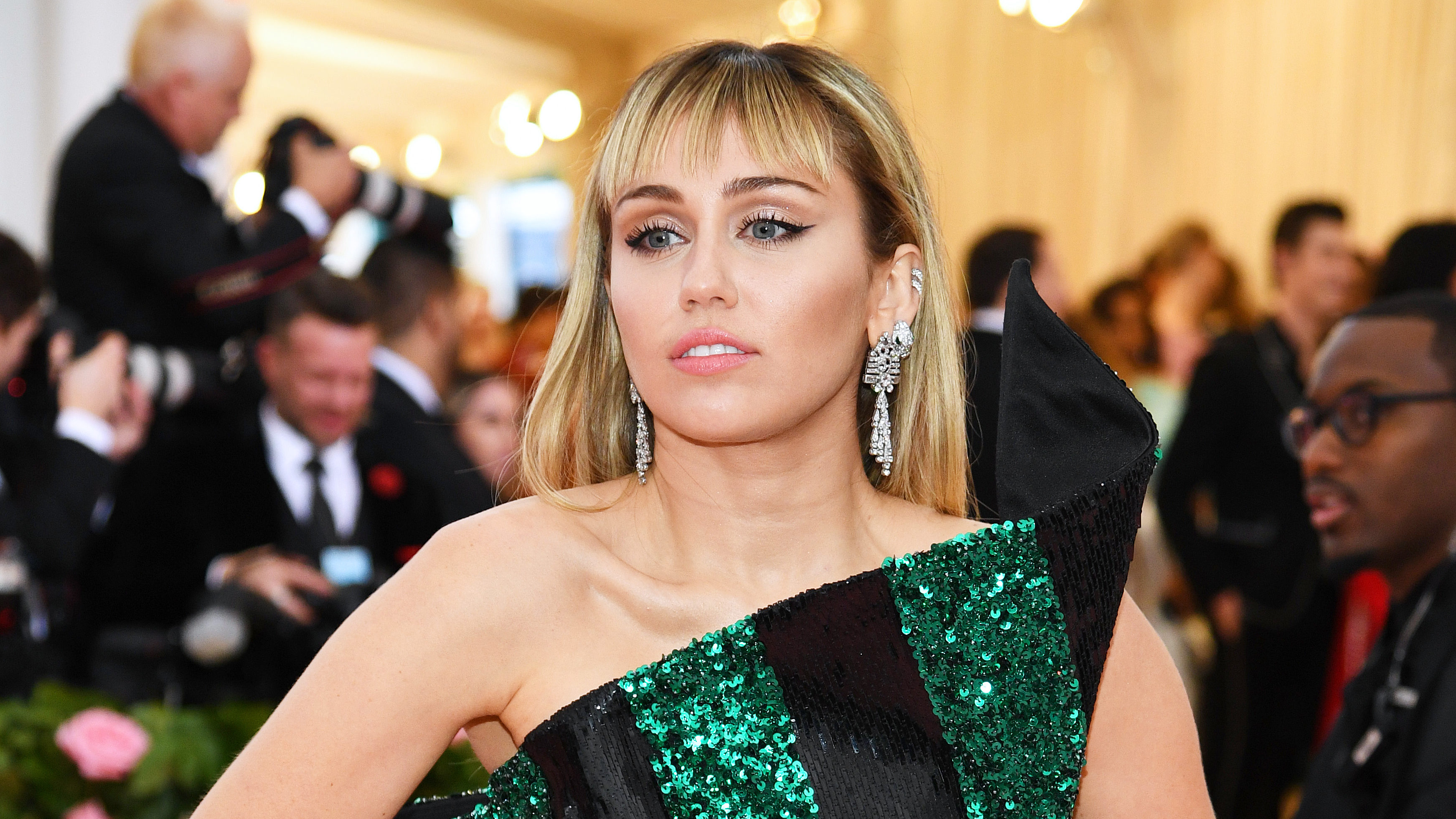 Miley Cyrus mindössze kezével takarja melleit a Rolling Stone címlapján