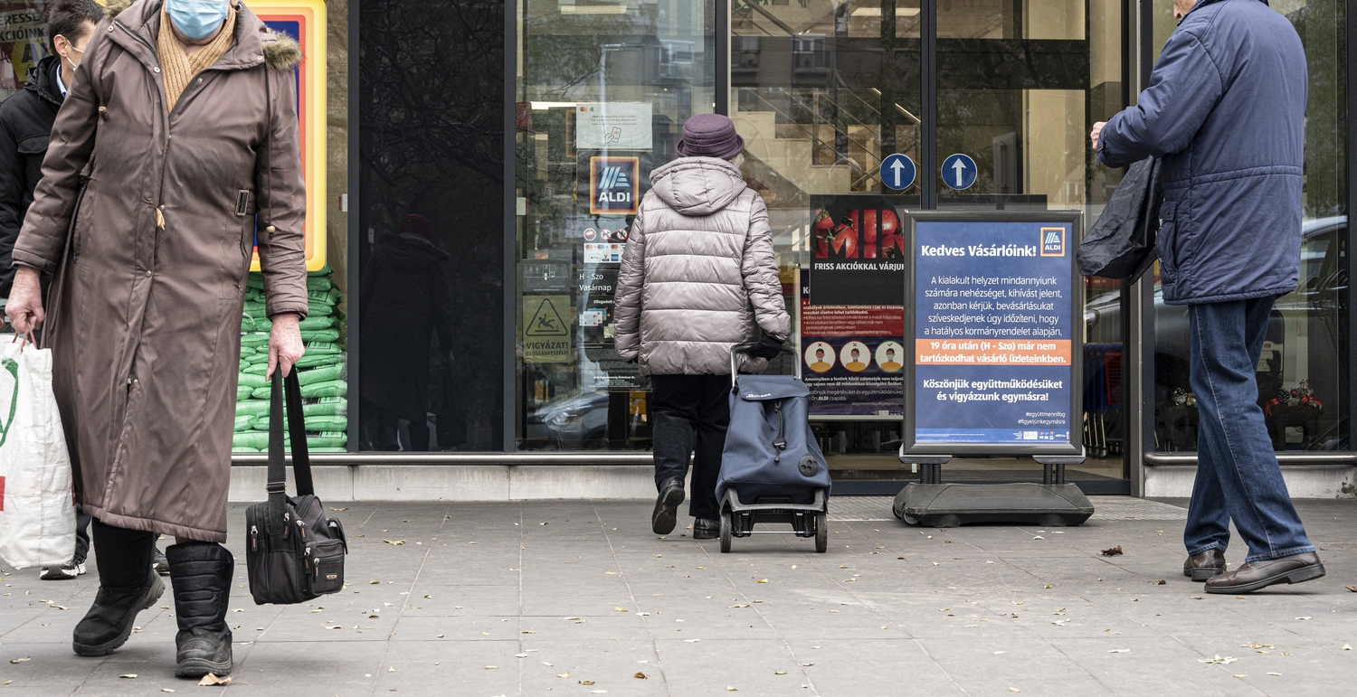 Az idősek vásárlási idősávjának újragondolását javasolja a szakszervezet