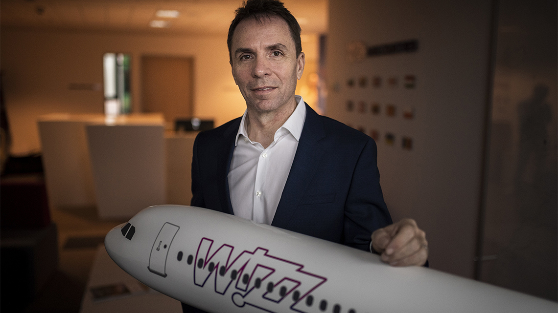 A Wizz Air vezére óriási pénzeket fektet online borárusításba