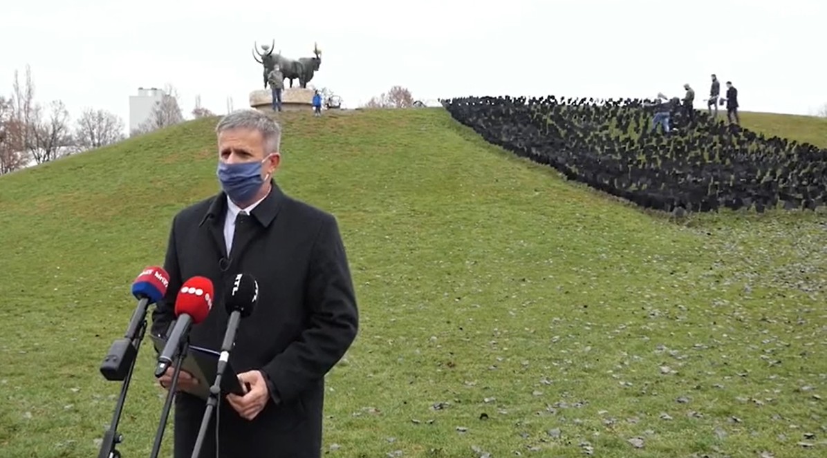 6000 fekete zászlót helyezett el a DK a koronavírus halálos áldozataira emlékezve a Bikás parkban