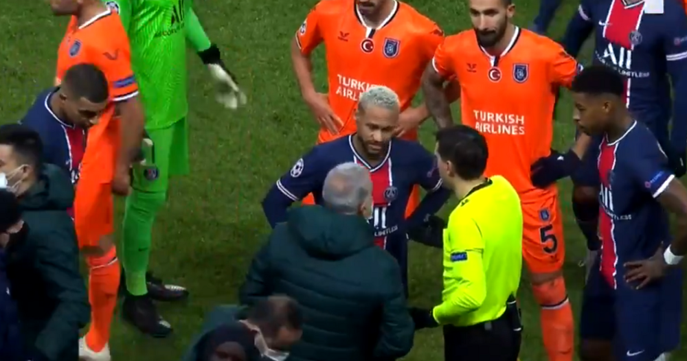 A játékvezető rasszista beszólása miatt szakadt félbe a PSG-Basaksehir Bajnokok Ligája-meccs