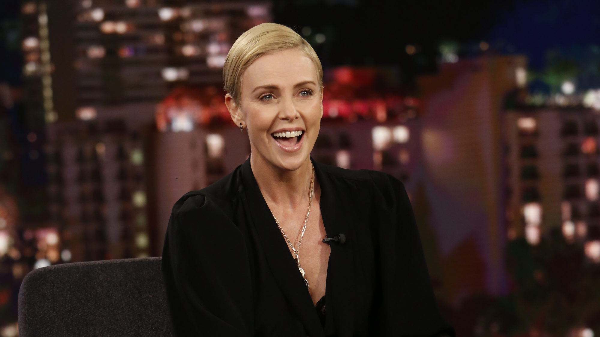 Charlize Theron kapott egy rossz sminket, amit aztán Kylie Jenneréhez hasonlított