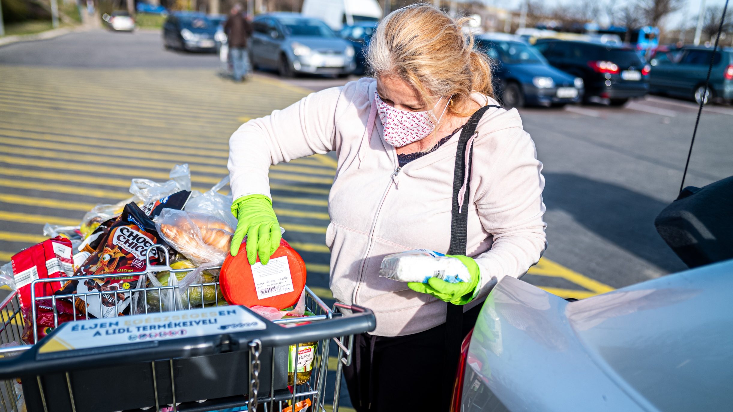 Az idősek vásárlási sávjának módosításáról egyeztet a kormány