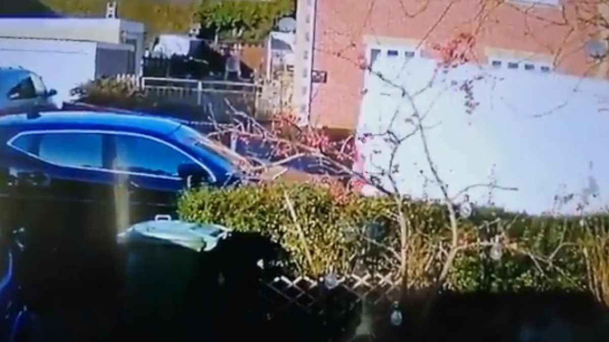 Videón, ahogy a futár a furgonjával beletolat a parkoló kocsiba, majd elhajt