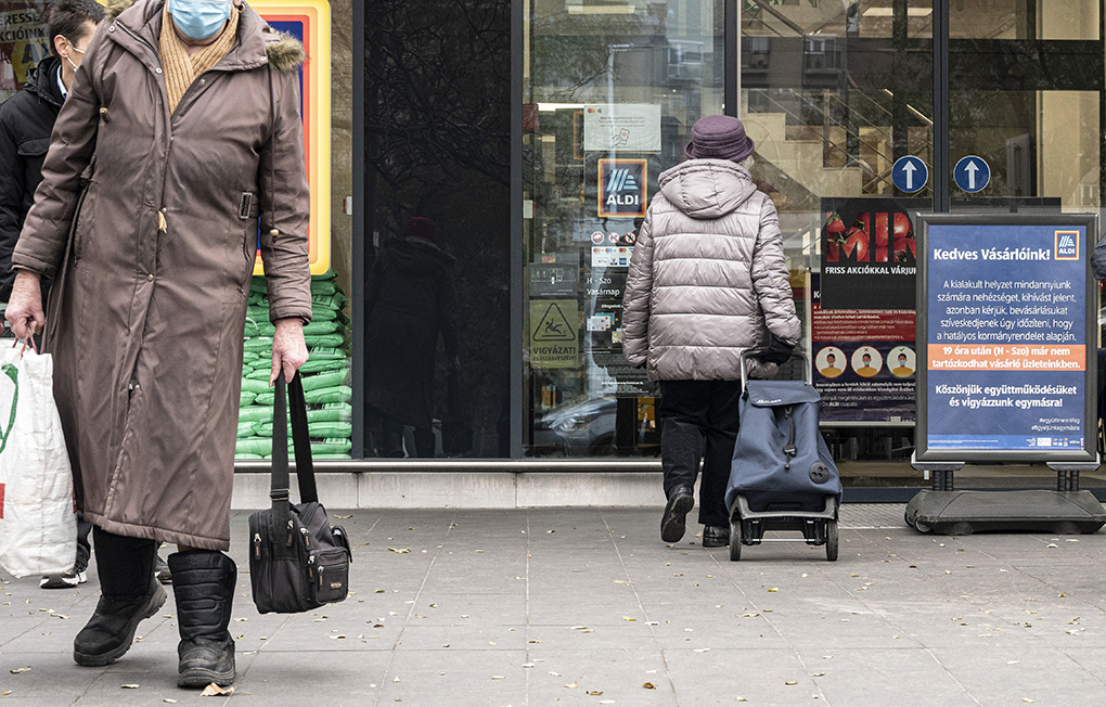 Az idősek vásárlási sávjának felfüggesztését javasolja Novák Katalin