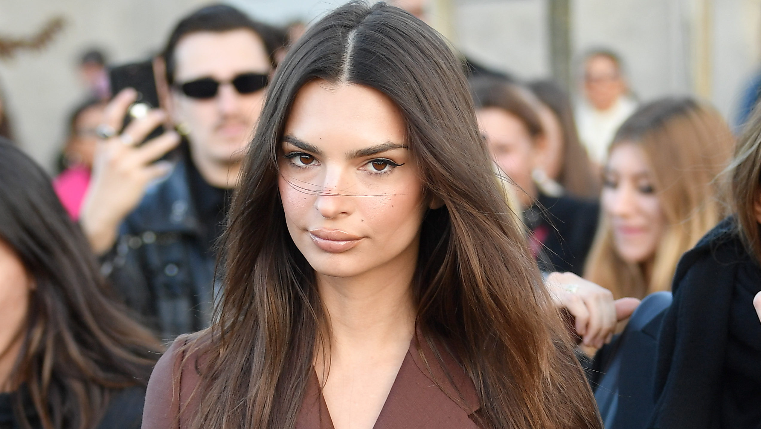 A terhes Emily Ratajkowski zuhanyzás után kiposztolta meztelen szelfijét