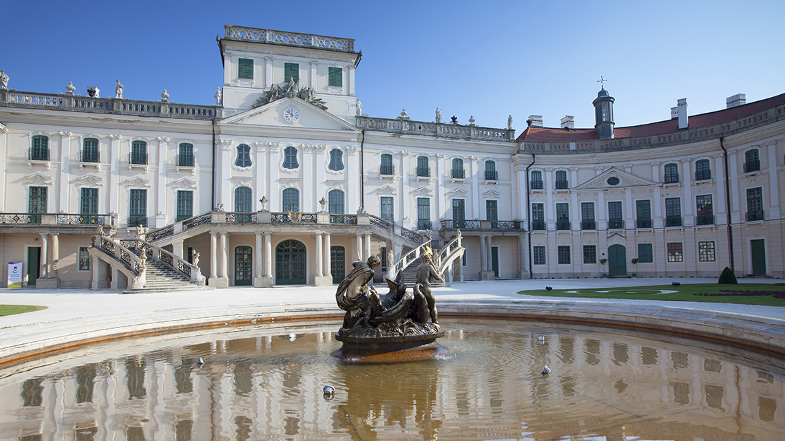 A kormány újabb százmilliókat tolt a fertődi kastélyba, a Tiborcz-Mészáros körhöz került