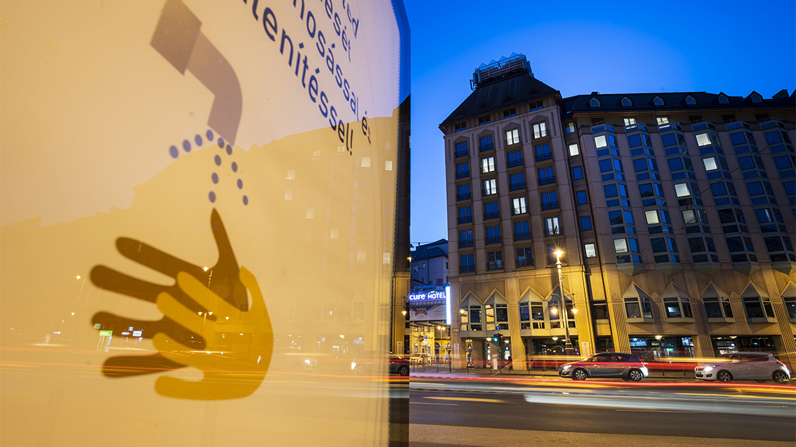Az út szélén hagyta a kormány az idegenvezetőket