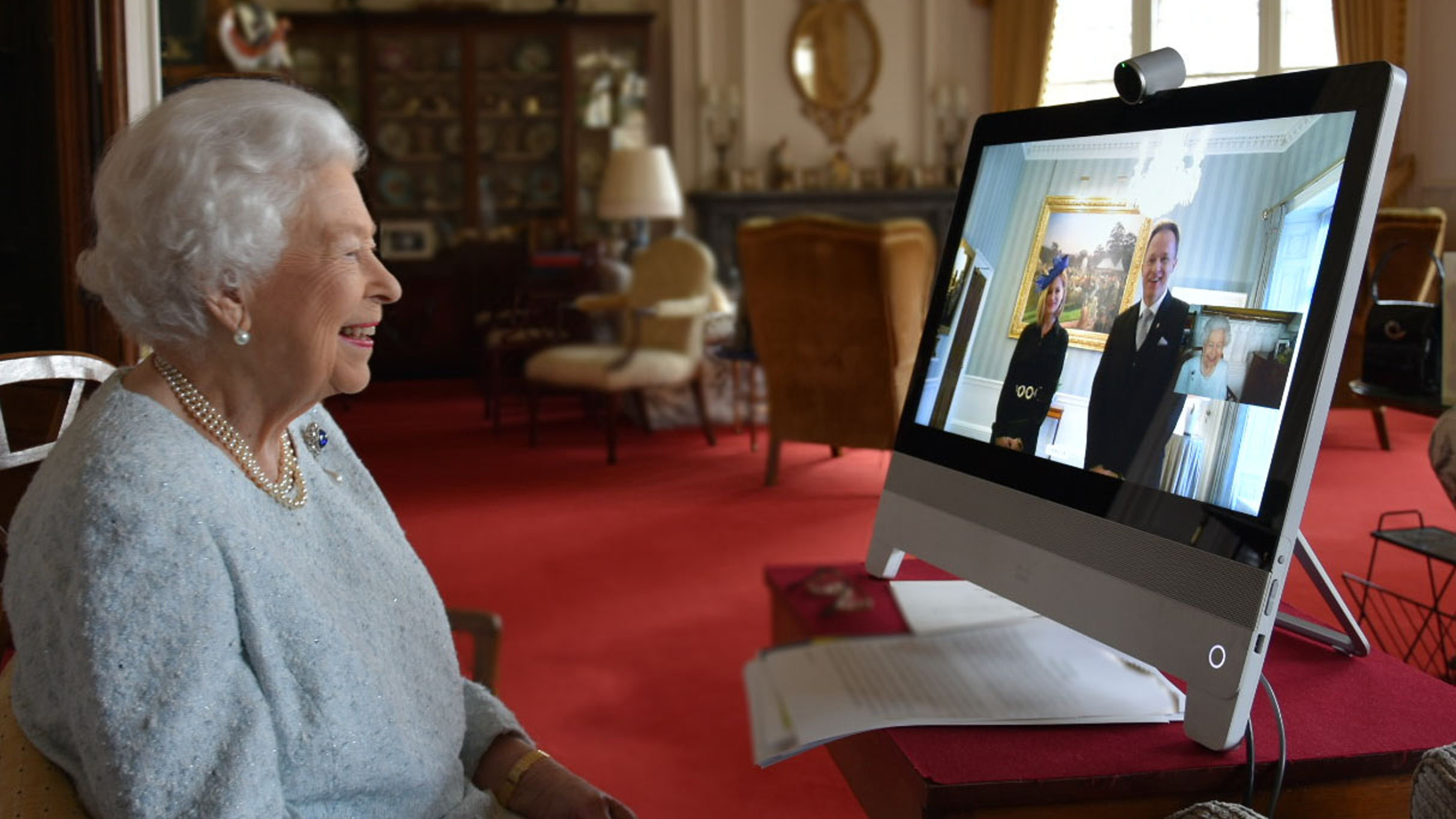 Erzsébet királynő Twitter-oldalára kiposztoltak egy „köszit”, majd gyorsan törölték